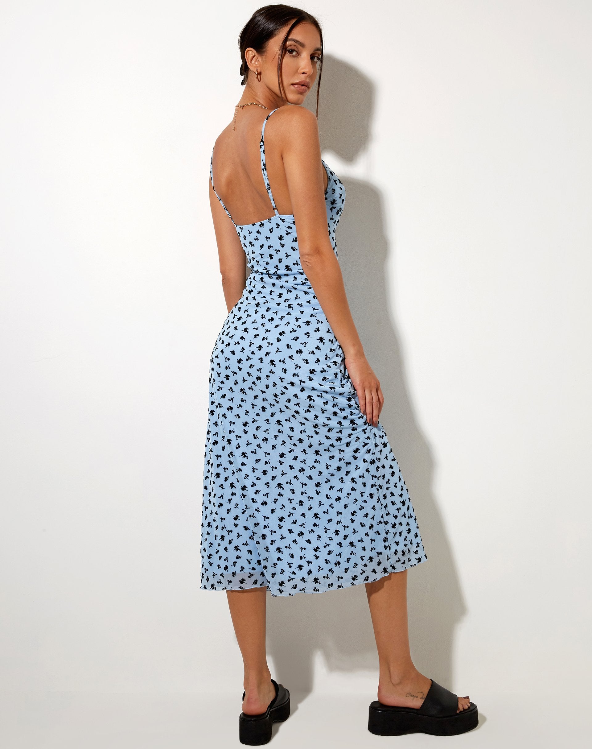 Afbeelding van Cotina Midi Dress in Blue Flower Buds Black Flock