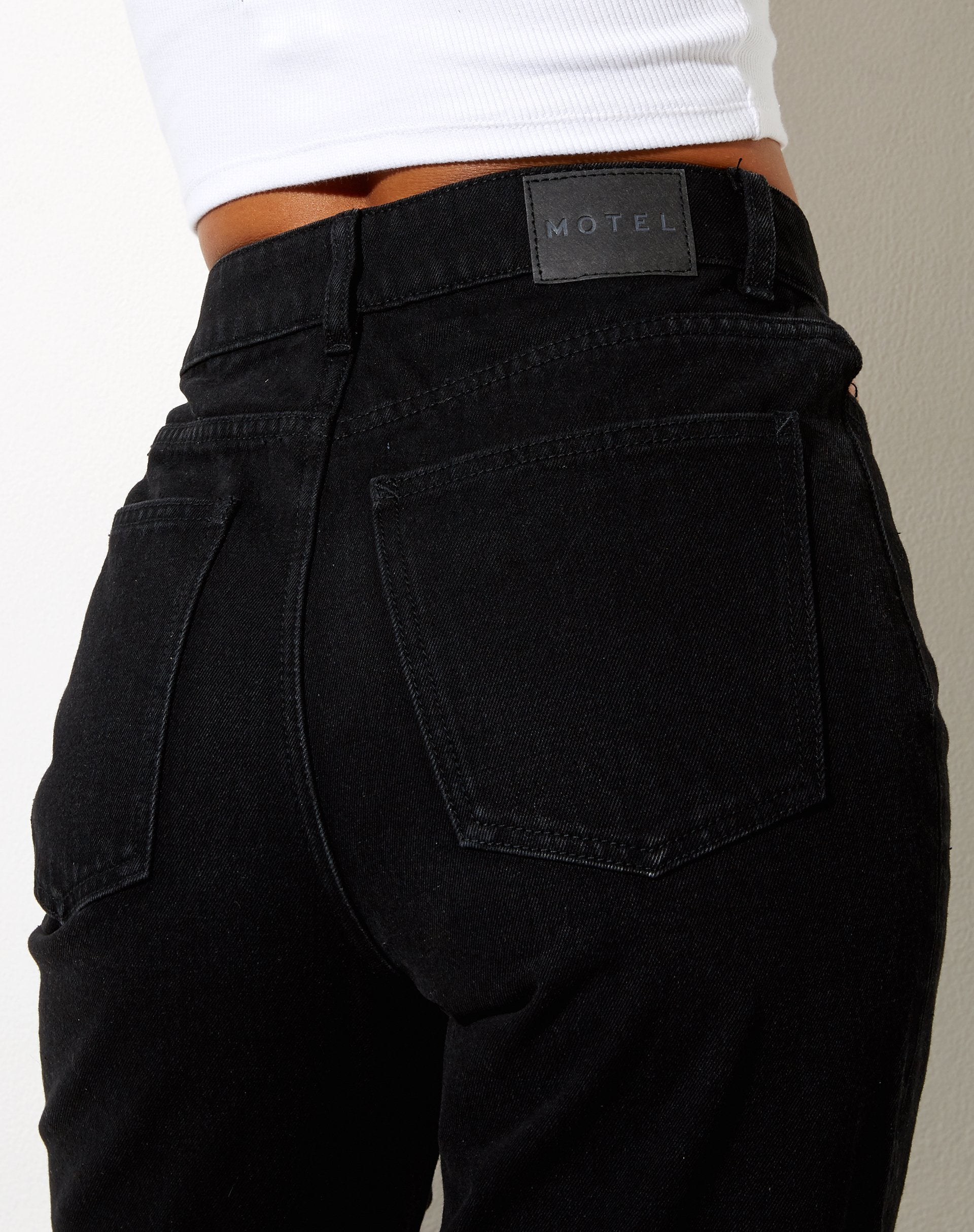 Afbeelding van Cut Out Straight Leg Jean in Black Wash