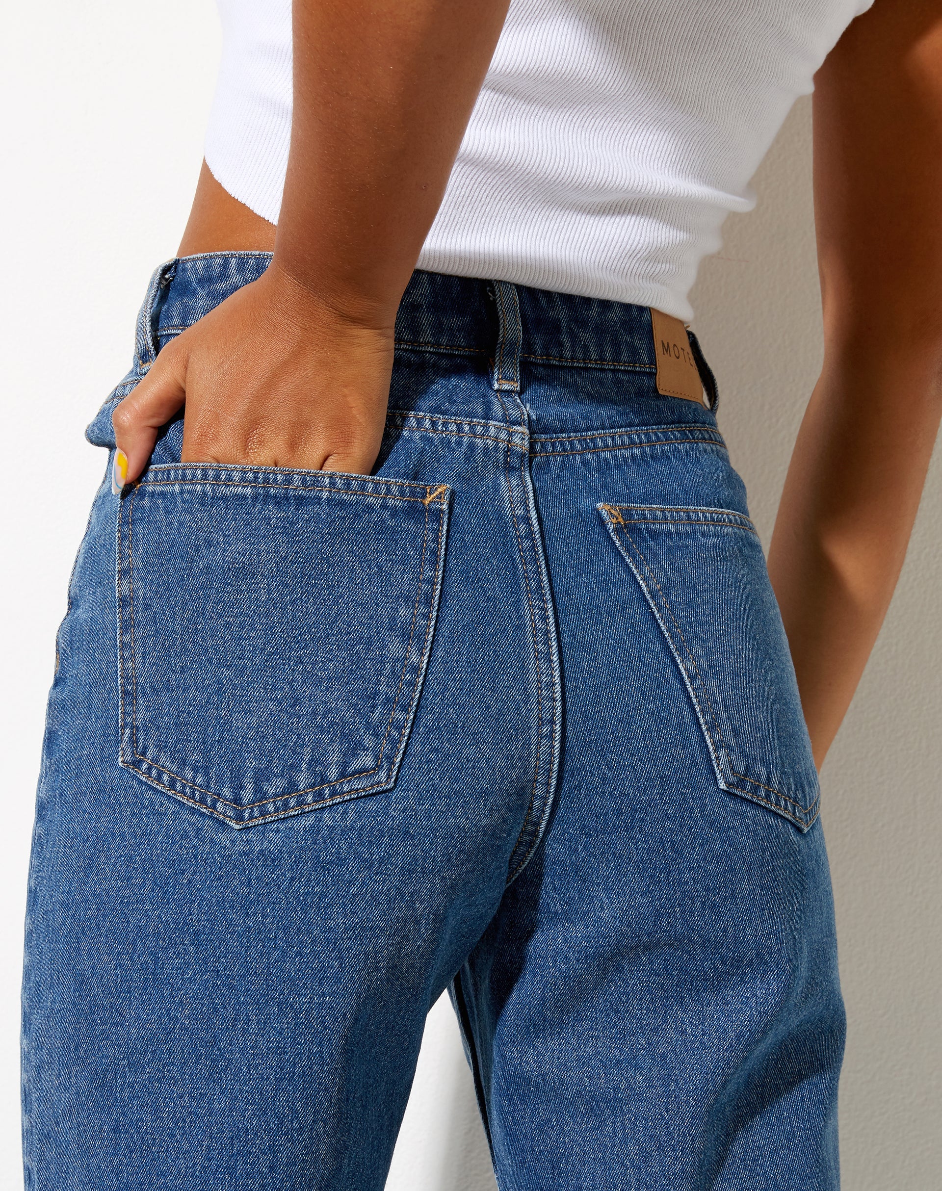 Afbeelding van Cut Out Straight Leg Jean in Mid Wash