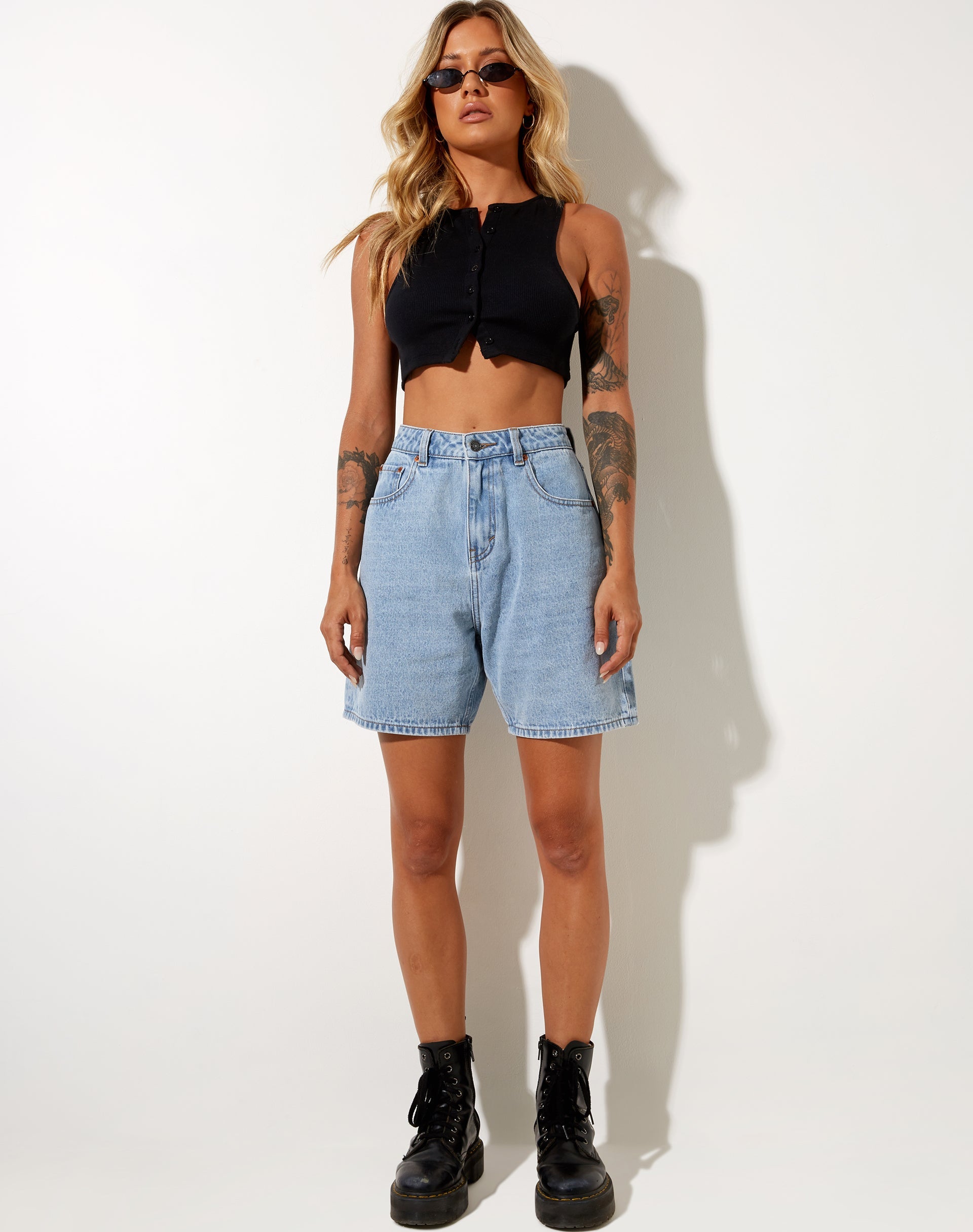 Afbeelding van Dad Denim Short in Tonal Light Wash Blue