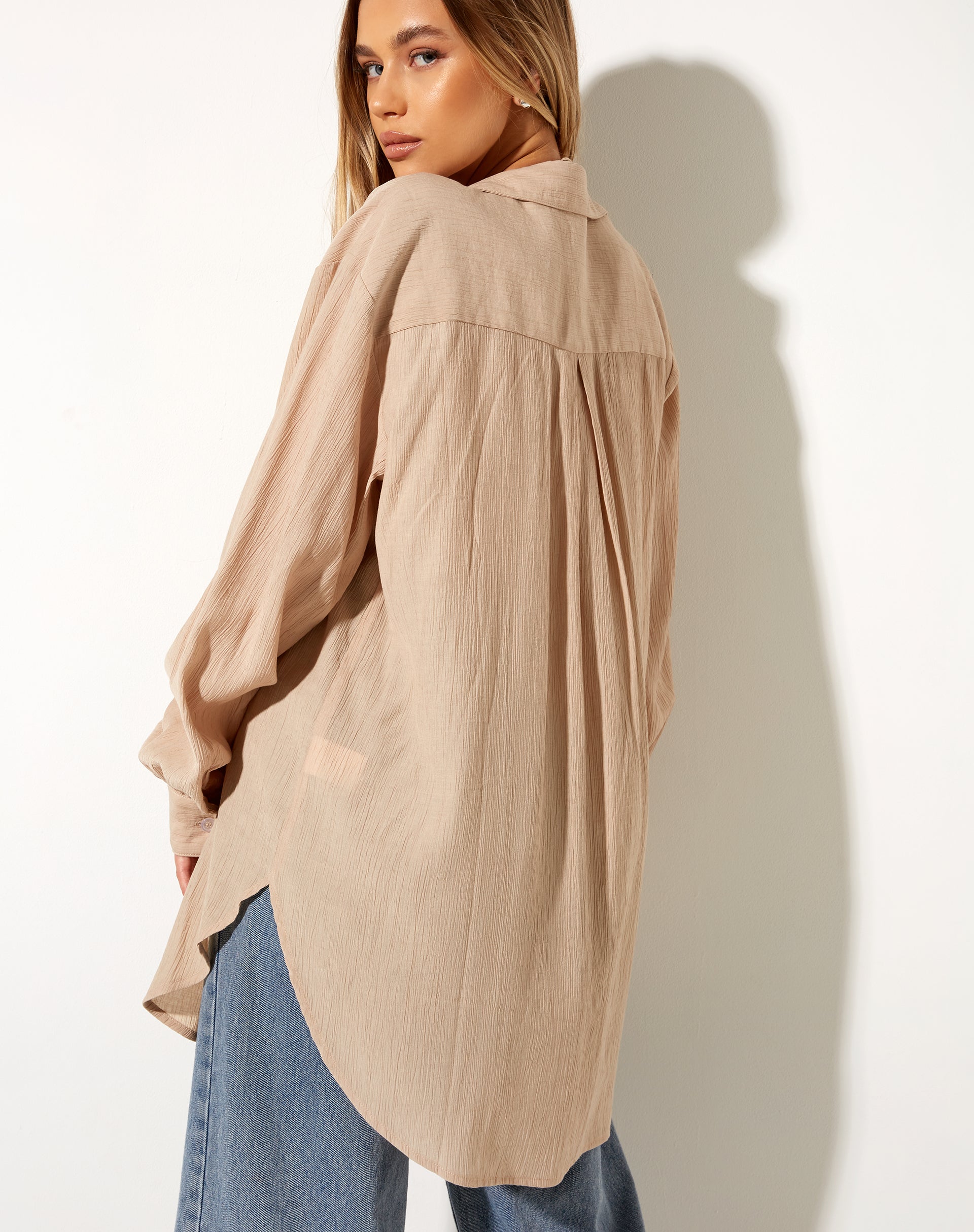 Afbeelding van Dael Oversized Shirt in Crinkle Tan