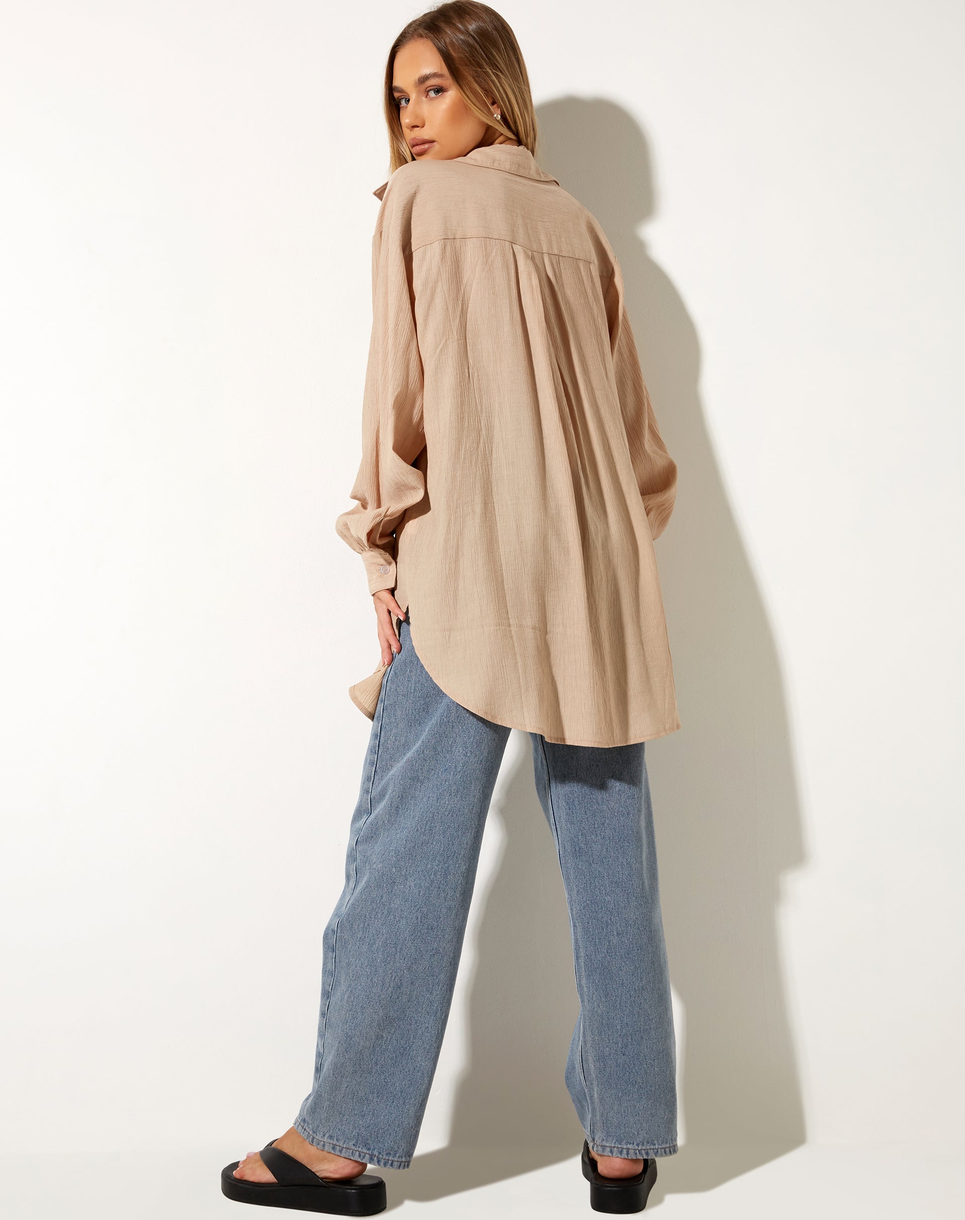 Afbeelding van Dael Oversized Shirt in Crinkle Tan