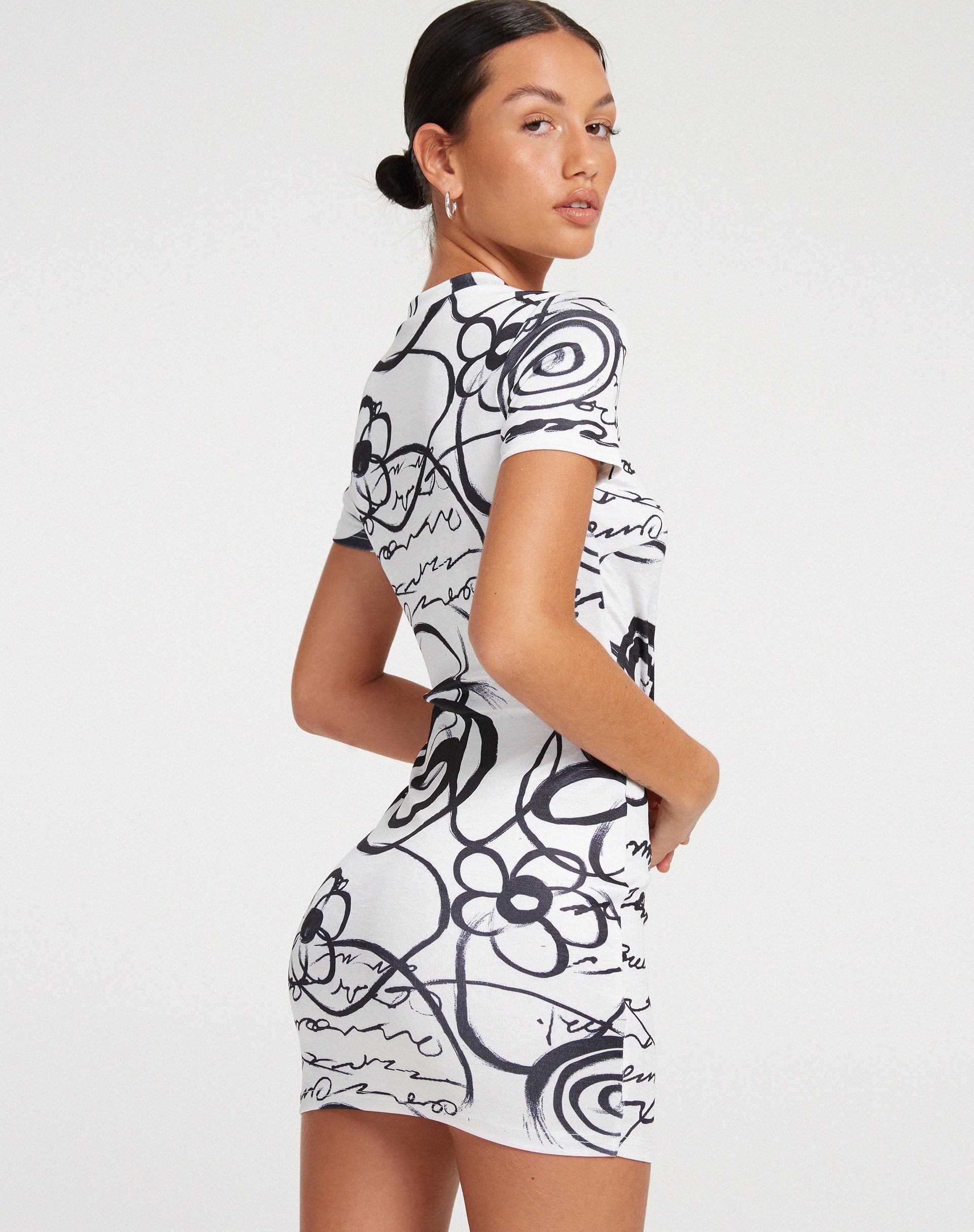 Afbeelding van Dahara Mini Dress in Mono Doodle Zwart en Wit