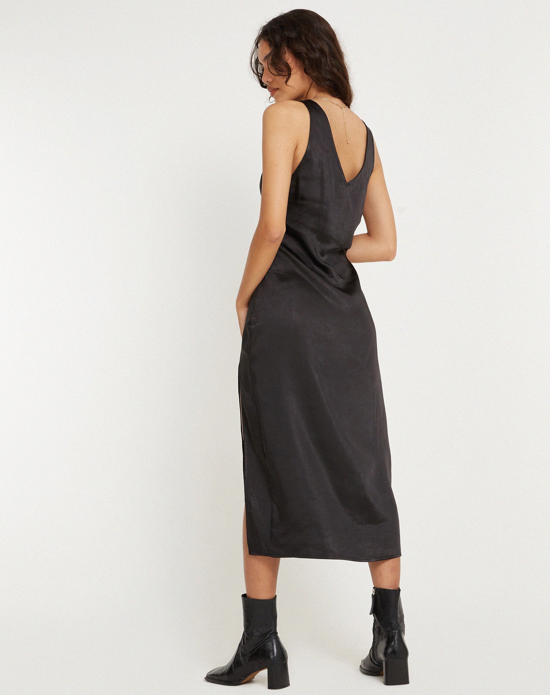 Afbeelding van Damora Midi Dress in Satijn Zwart