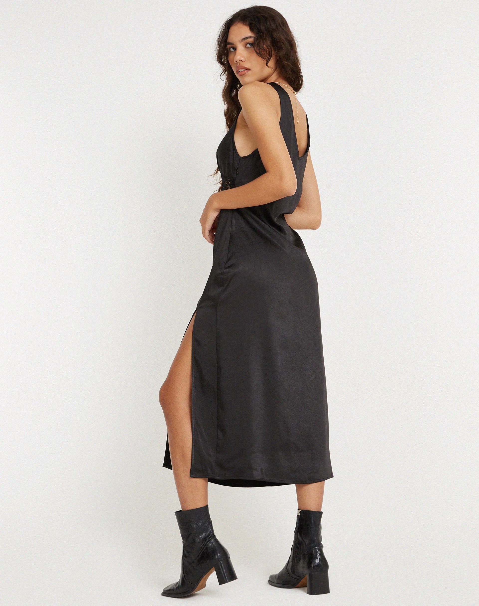 Afbeelding van Damora Midi Dress in Satijn Zwart