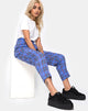 Afbeelding van Dastan broek in jaren 90 ruit blauw roze