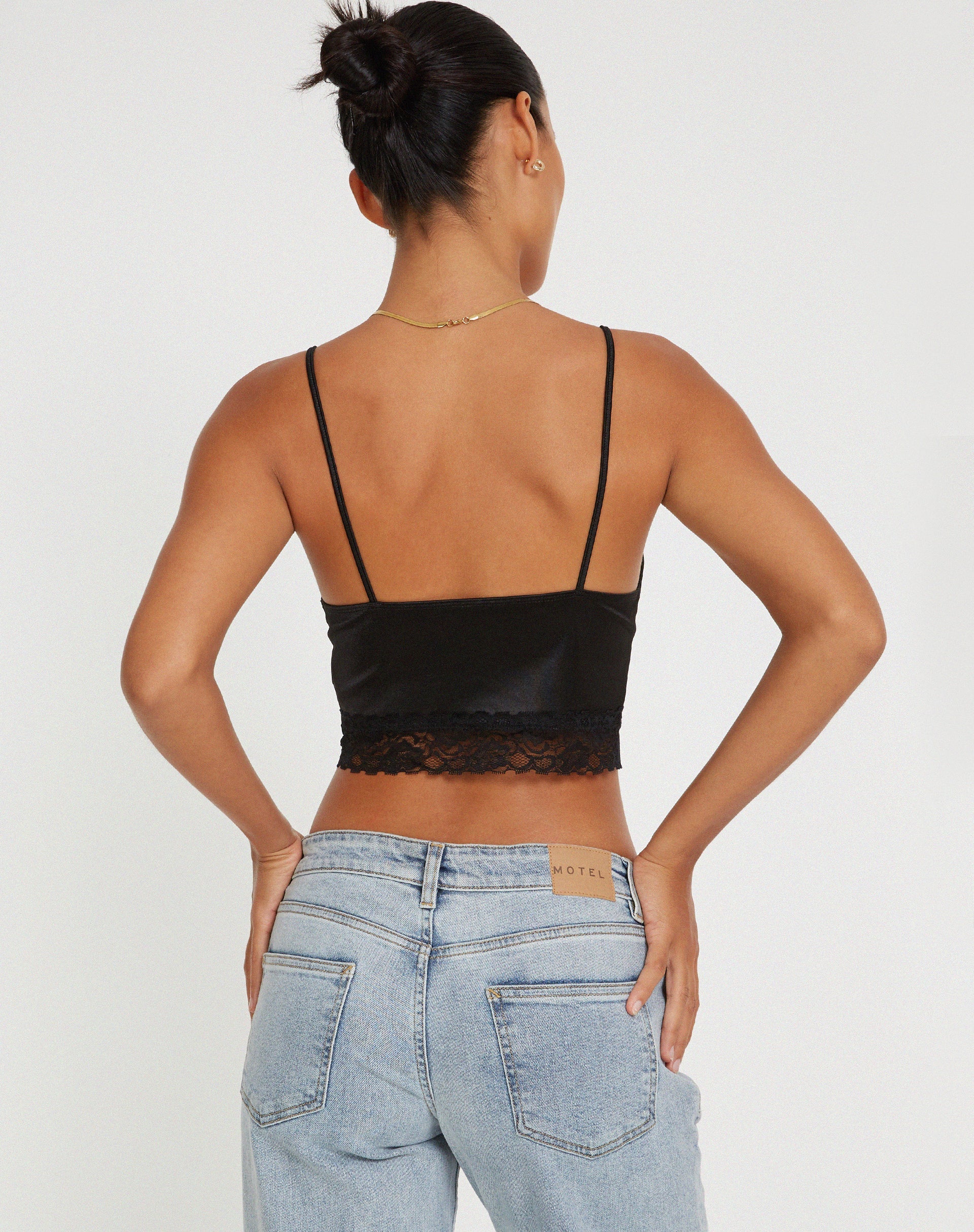 Afbeelding van Datuk Crop Top in Satijn Zwart