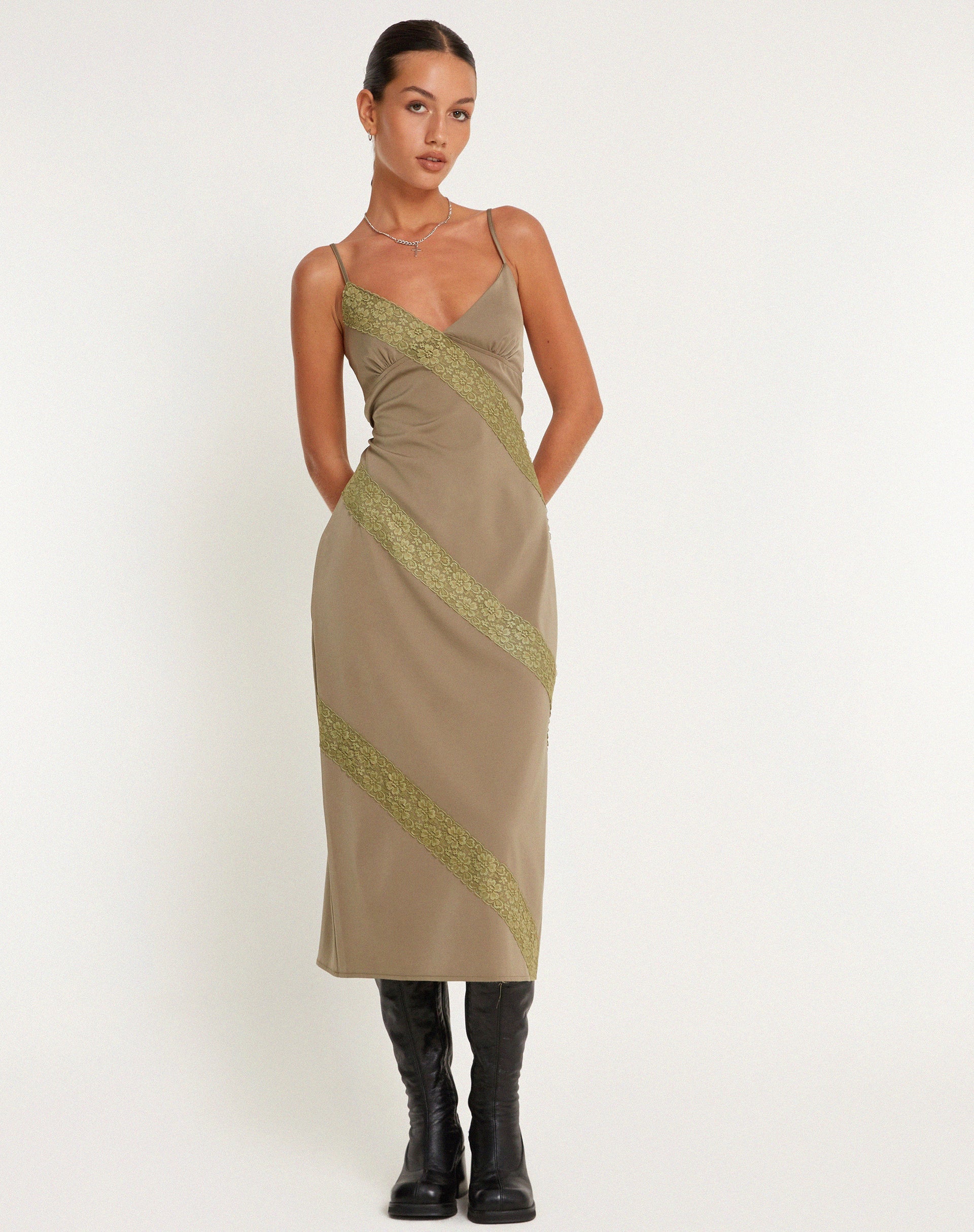 Afbeelding van Deonne Midi Dress in Satin Avocado