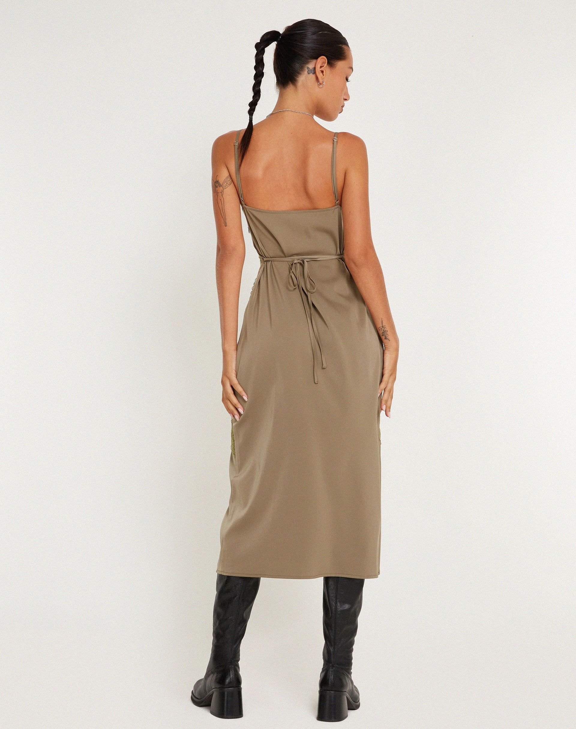 Afbeelding van Deonne Midi Dress in Satin Avocado