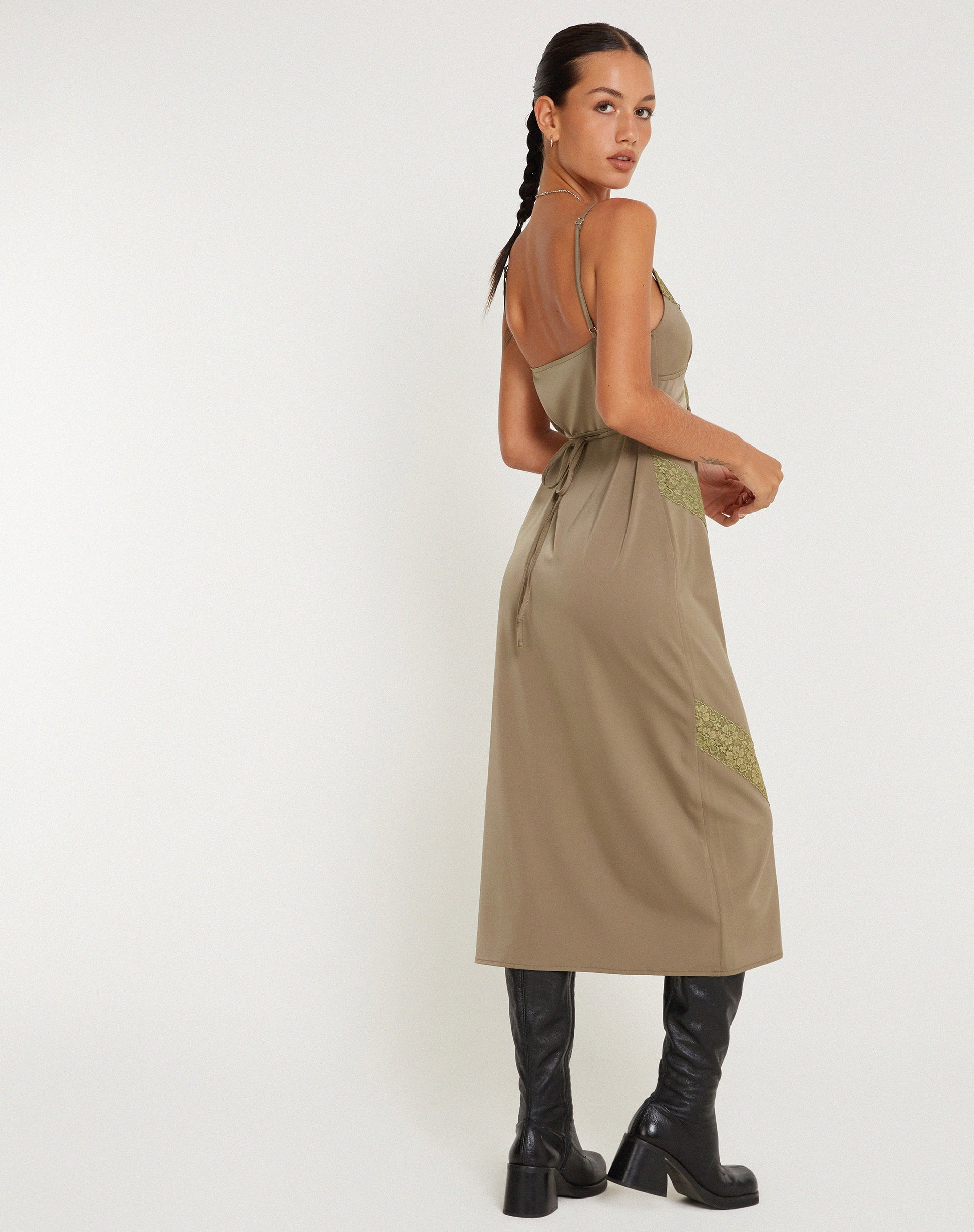 Afbeelding van Deonne Midi Dress in Satin Avocado