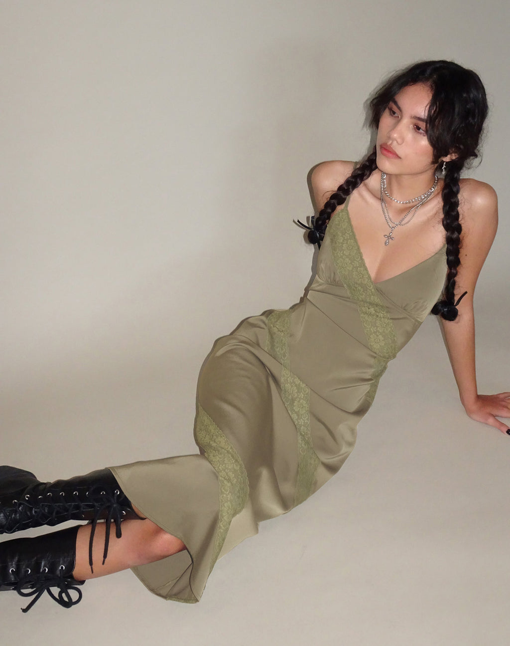 Deonne Midi Dress in Satijn Avocado