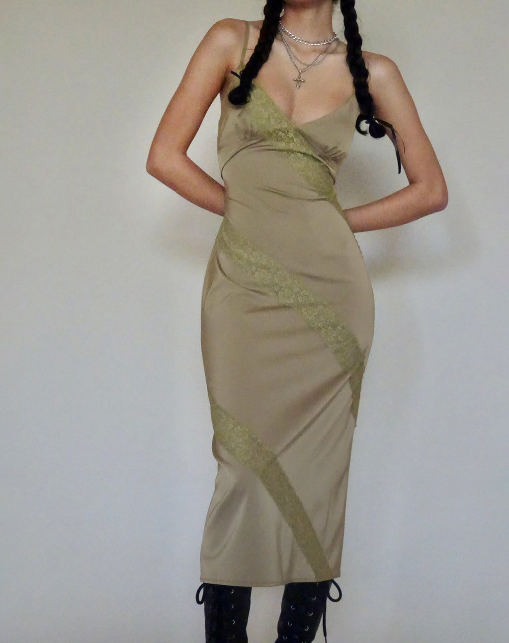 Deonne Midi Dress in Satijn Avocado