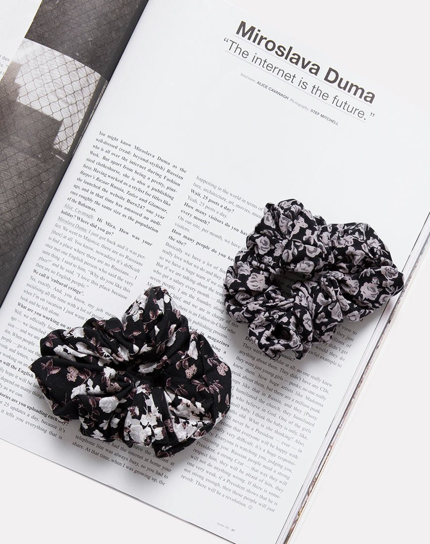 Scrunchie in Ditsy Rose Zwart