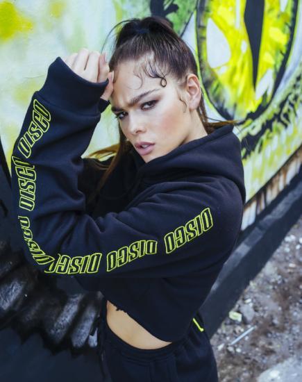 Afbeelding van Cropped Black Hoodie in Disco Embro