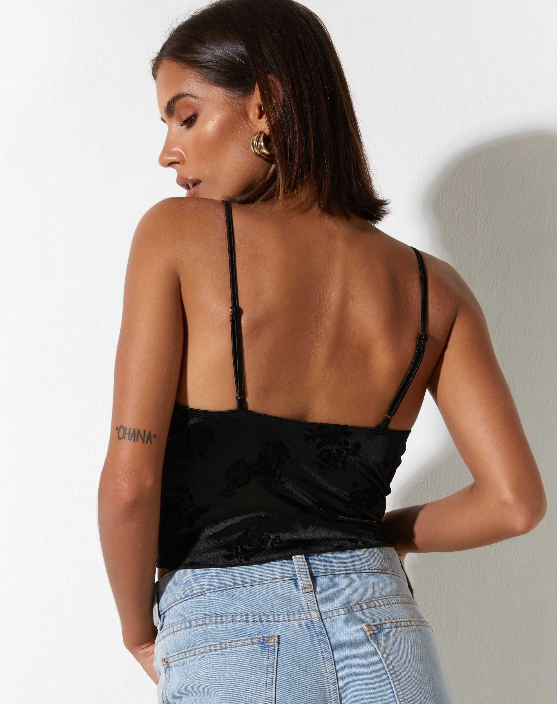 Afbeelding van Ekana Crop Top in Black Rose Flock