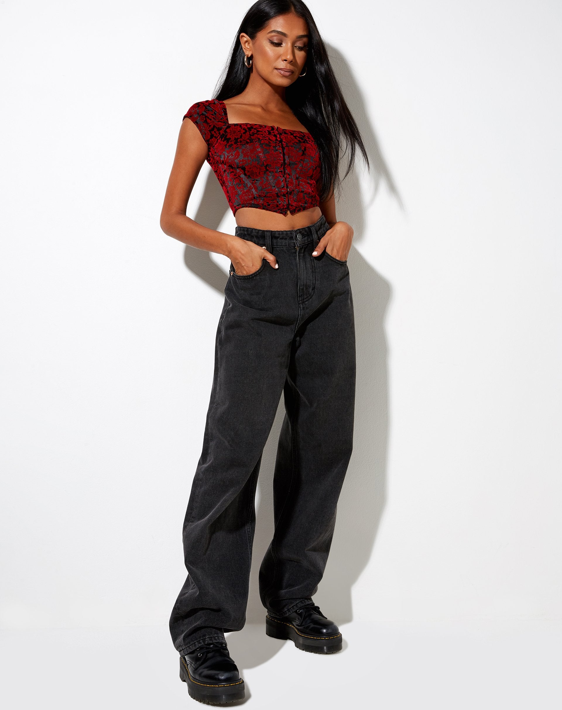 Afbeelding van Elis Crop Top in Brokaat Bloem Zwart en Rood