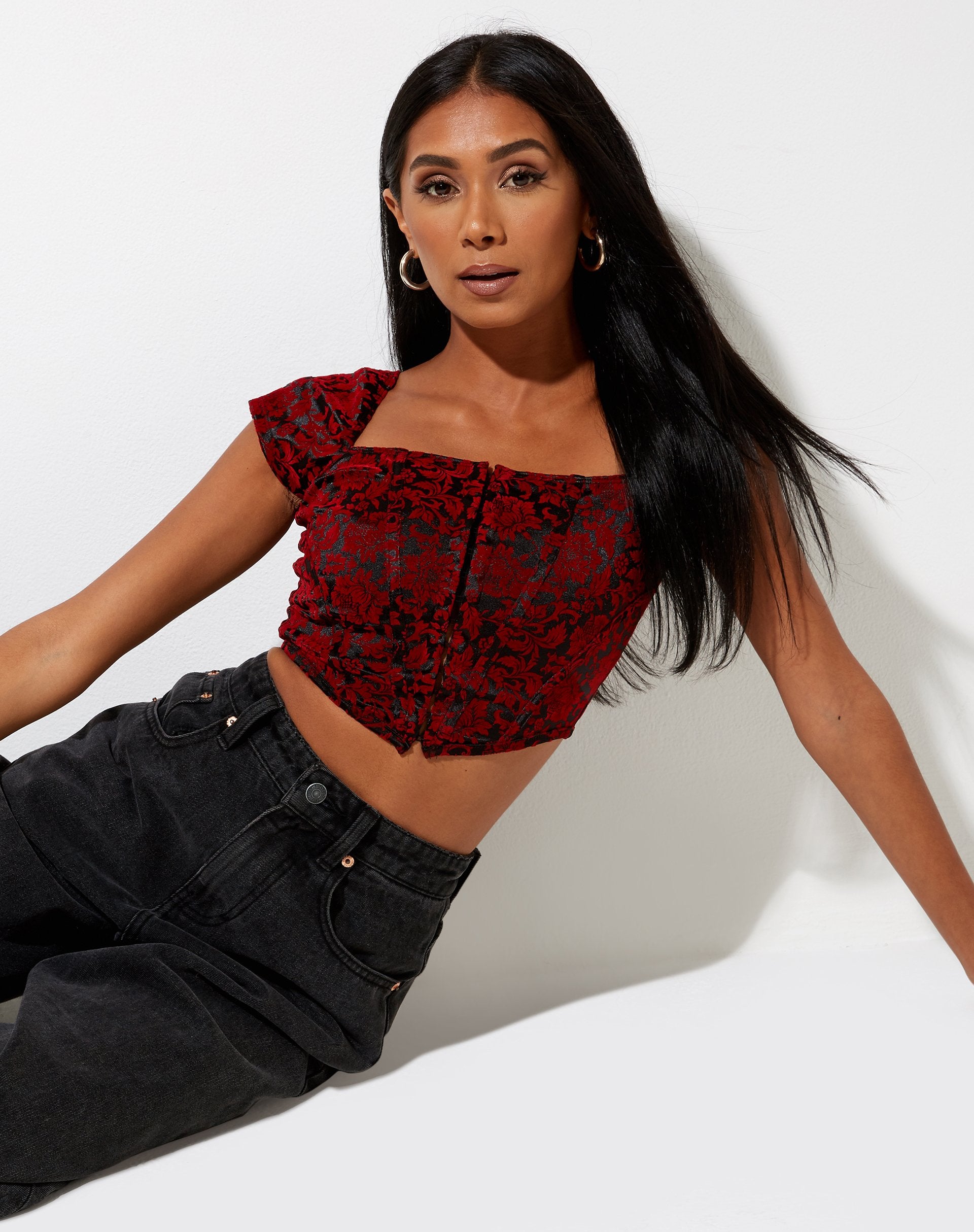 Afbeelding van Elis Crop Top in Brokaat Bloem Zwart en Rood