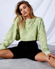 Afbeelding van Fawly Crop Top in Kleine Graffiti Bloem Sage