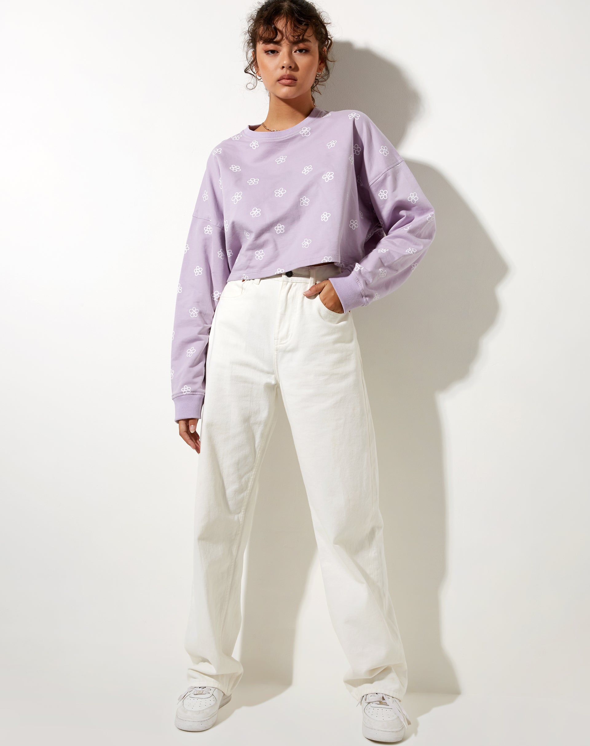 Afbeelding van Fawly Crop Top in Kleine Graffiti Bloem Lila