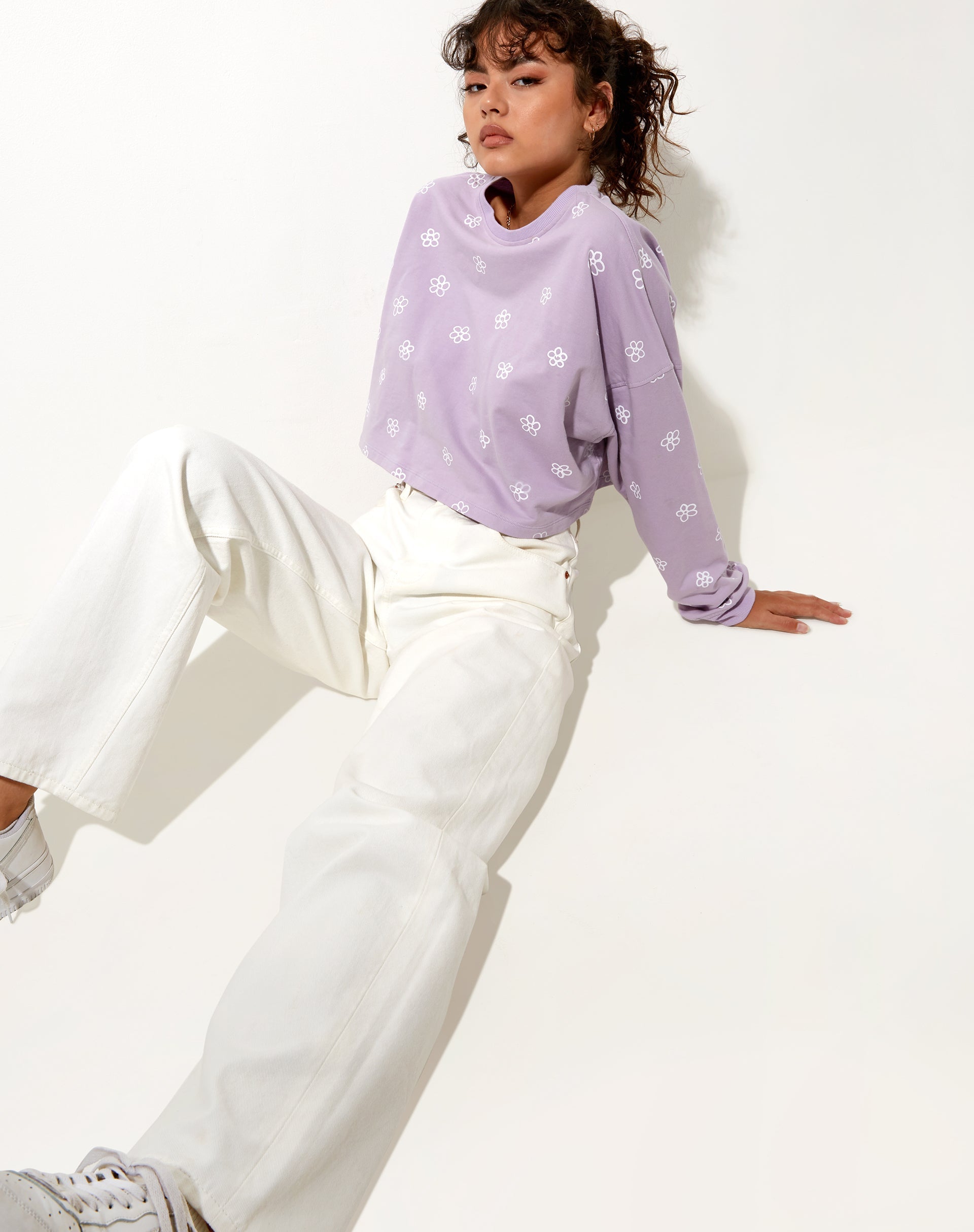 Afbeelding van Fawly Crop Top in Kleine Graffiti Bloem Lila