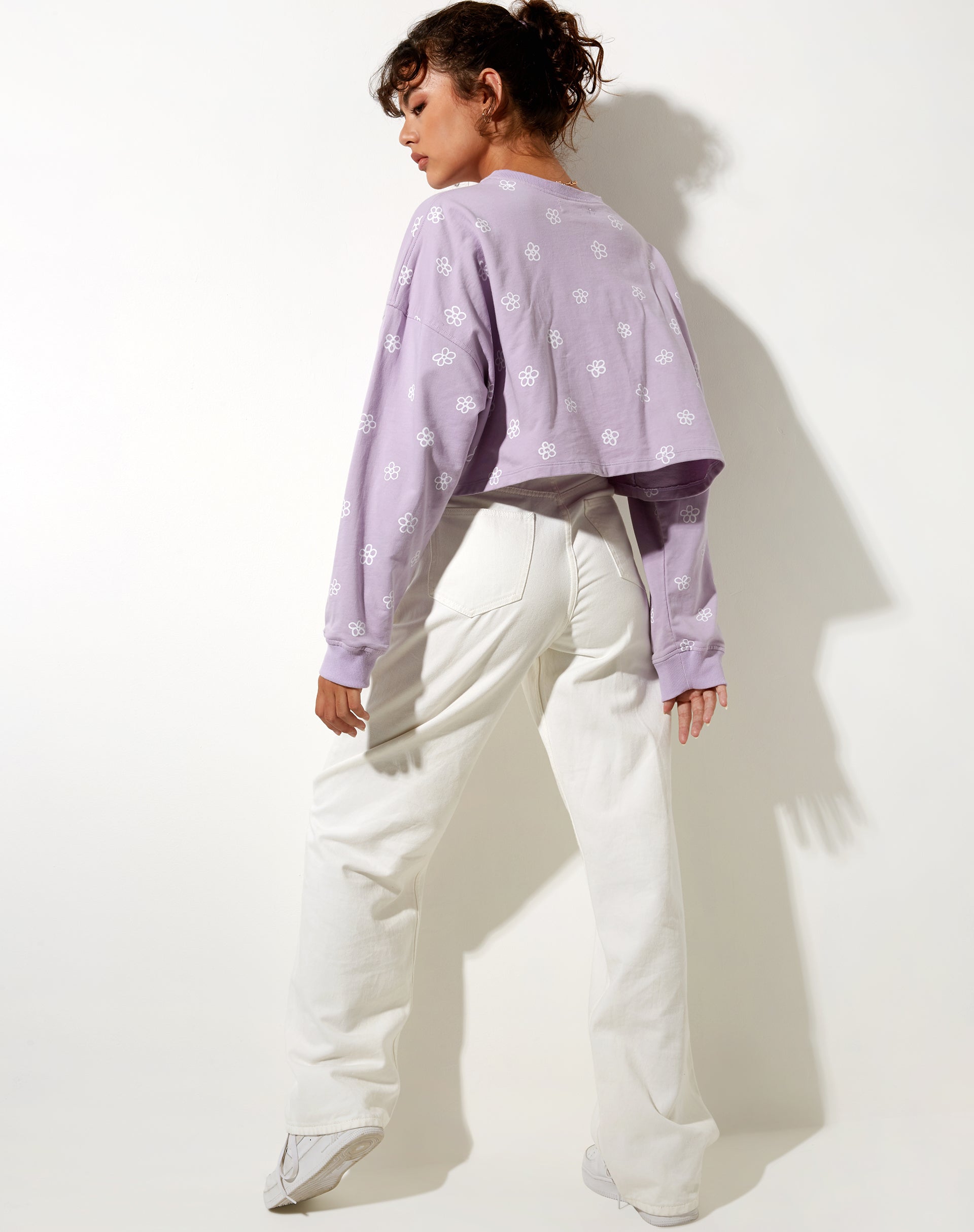 Afbeelding van Fawly Crop Top in Kleine Graffiti Bloem Lila