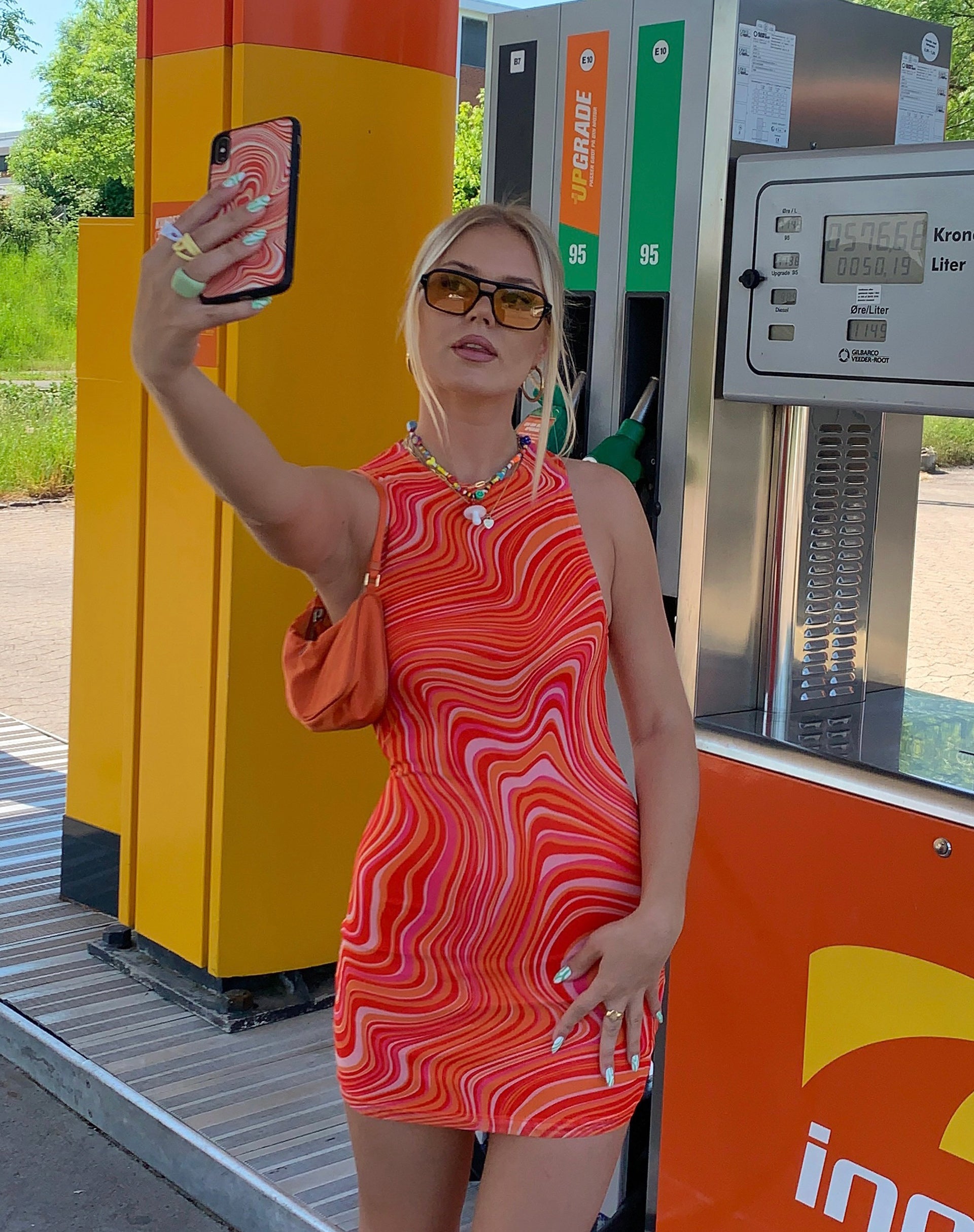 Afbeelding van Motel X Barbara Kristoffersen Brigitta Mini Dress in 70s Ripple Mandarijn