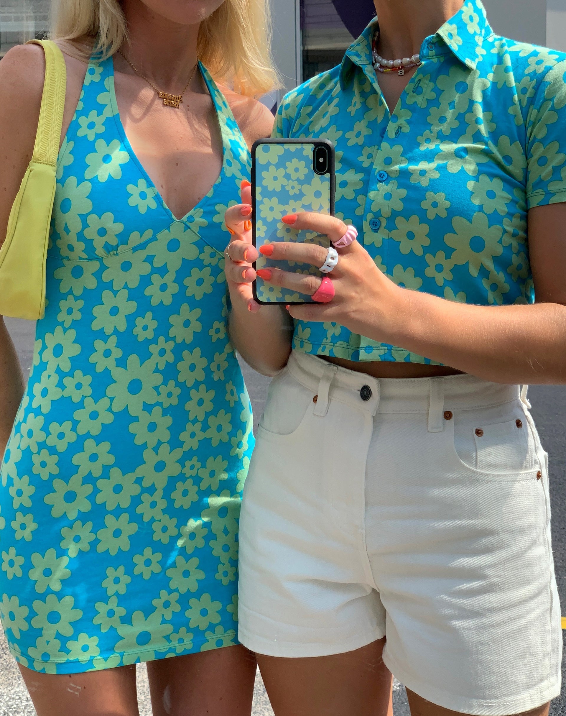 Afbeelding van Motel X Barbara Kristoffersen Iphone hoesje in Retro Daisy Blue