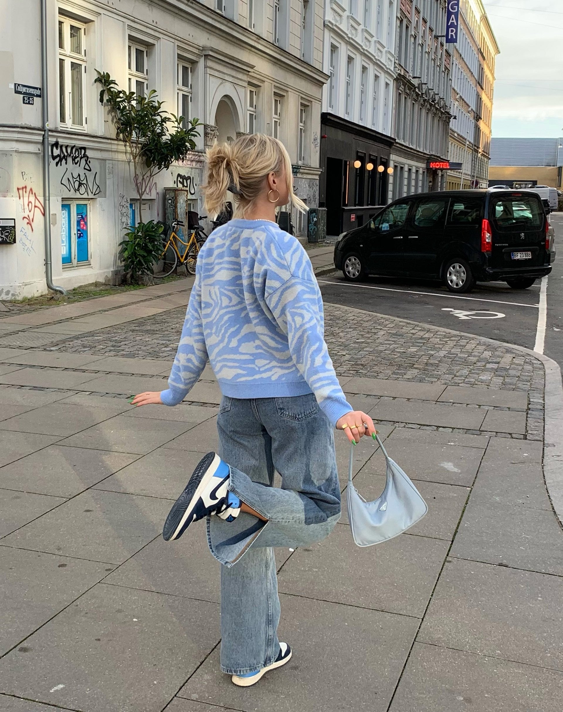 Afbeelding van Eleni trui in zebrablauw grijs