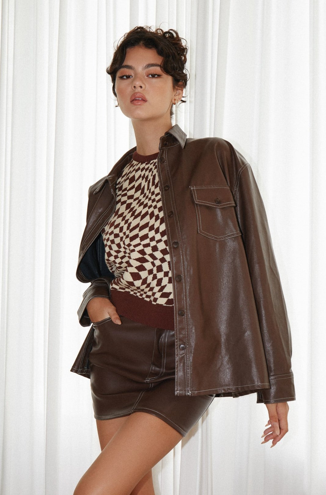 Afbeelding van Kancana Shirt in PU Bitter Chocolate met Ivory Stitching