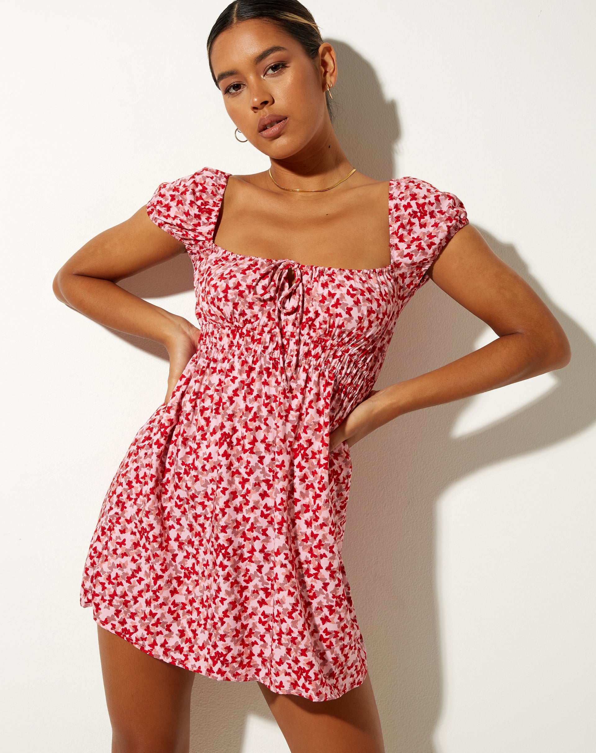 Afbeelding van Galova Mini Dress in Ditsy Butterfly Peach en Red