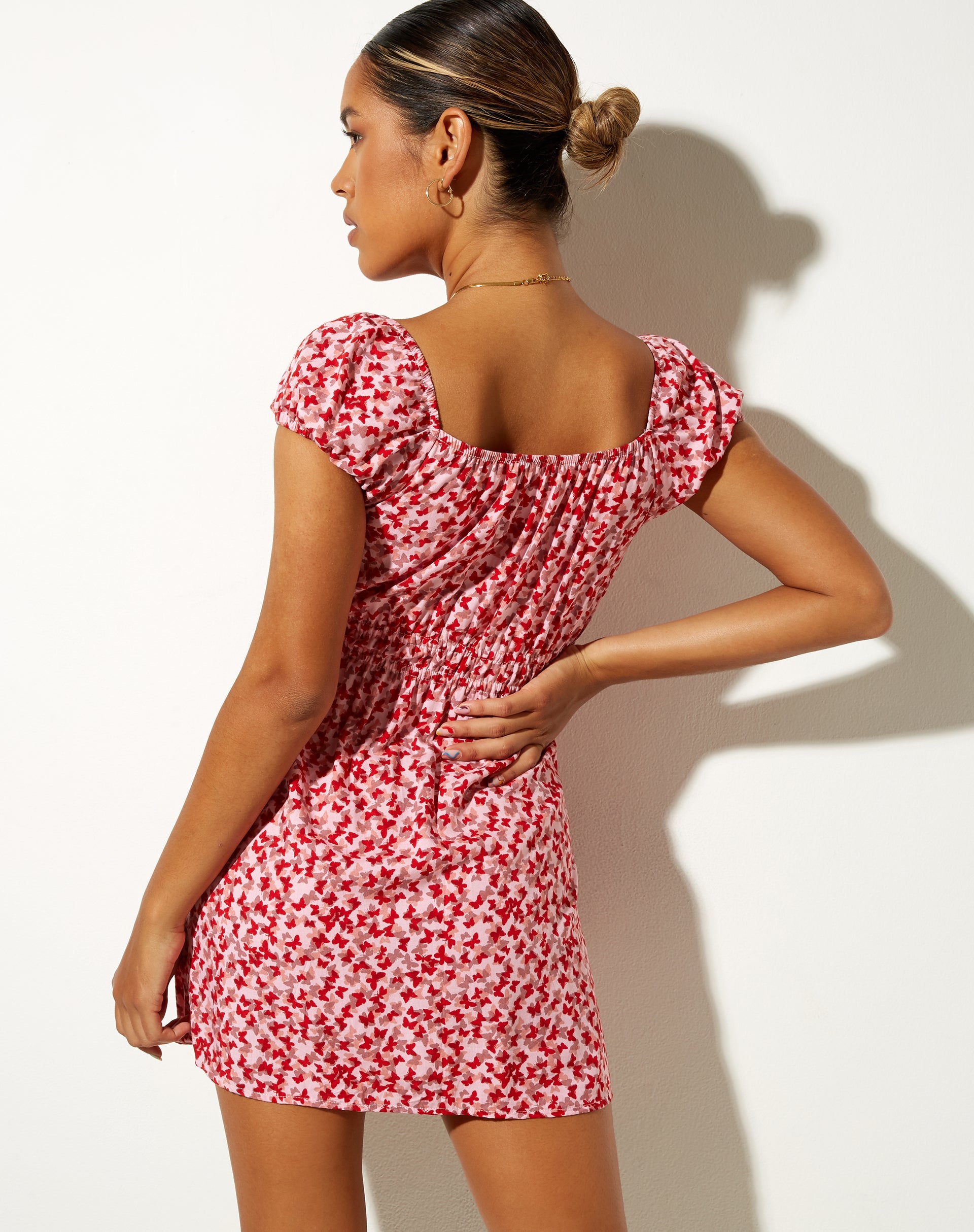 Afbeelding van Galova Mini Dress in Ditsy Butterfly Peach en Red