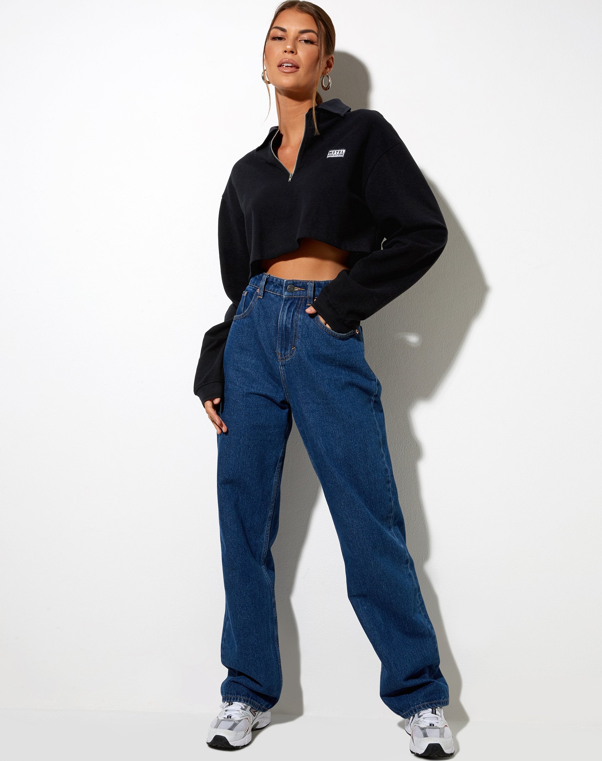 Afbeelding van Gandi Crop Top in Zwart met Motel Werkkleding Label