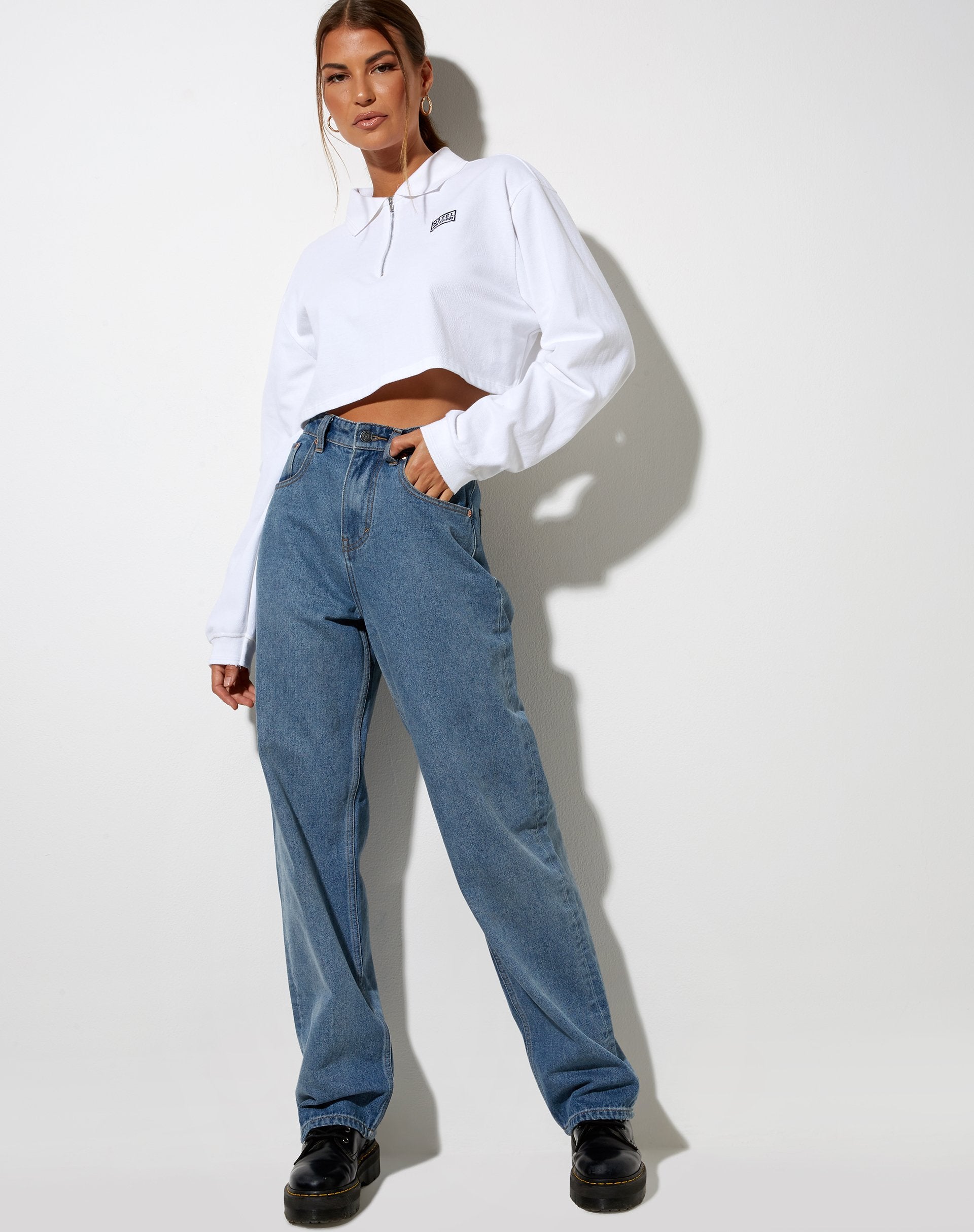 Afbeelding van Gandi Crop Top in Wit met Motel Werkkleding Label