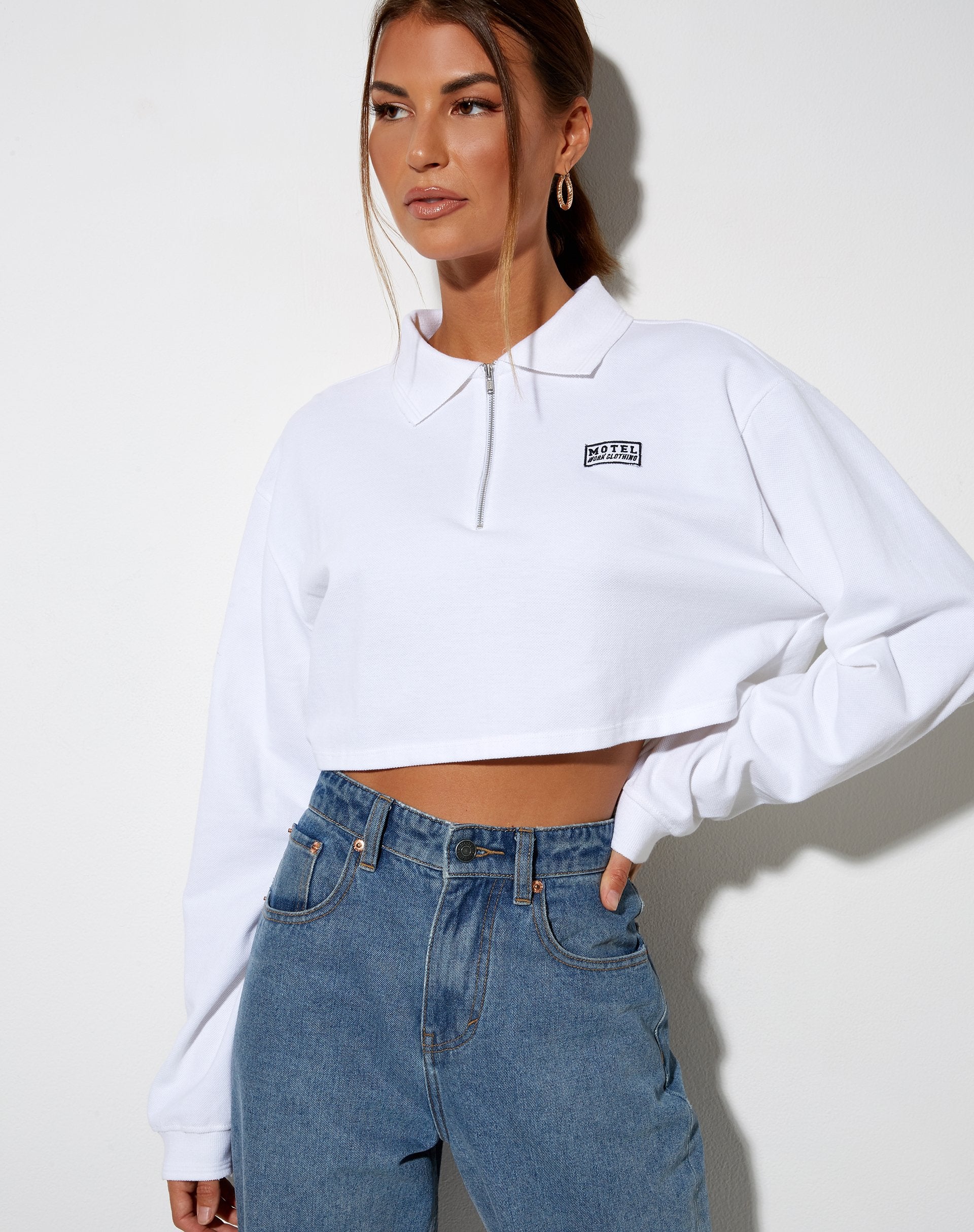 Afbeelding van Gandi Crop Top in Wit met Motel Werkkleding Label