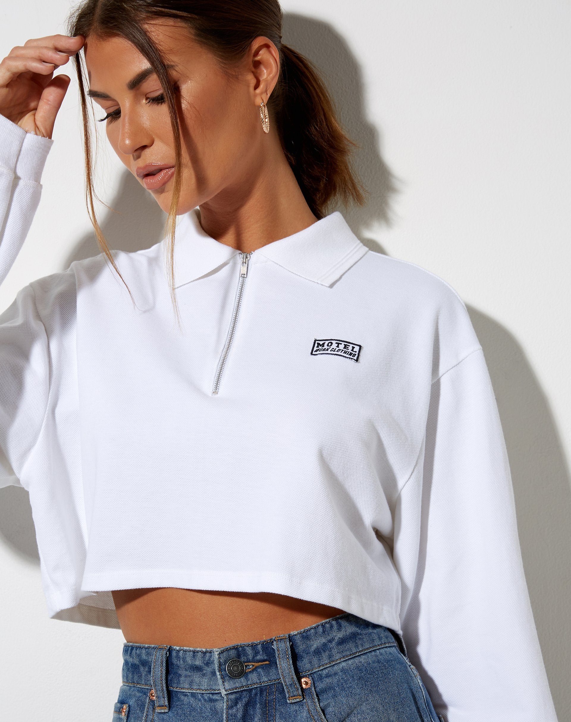 Afbeelding van Gandi Crop Top in Wit met Motel Werkkleding Label