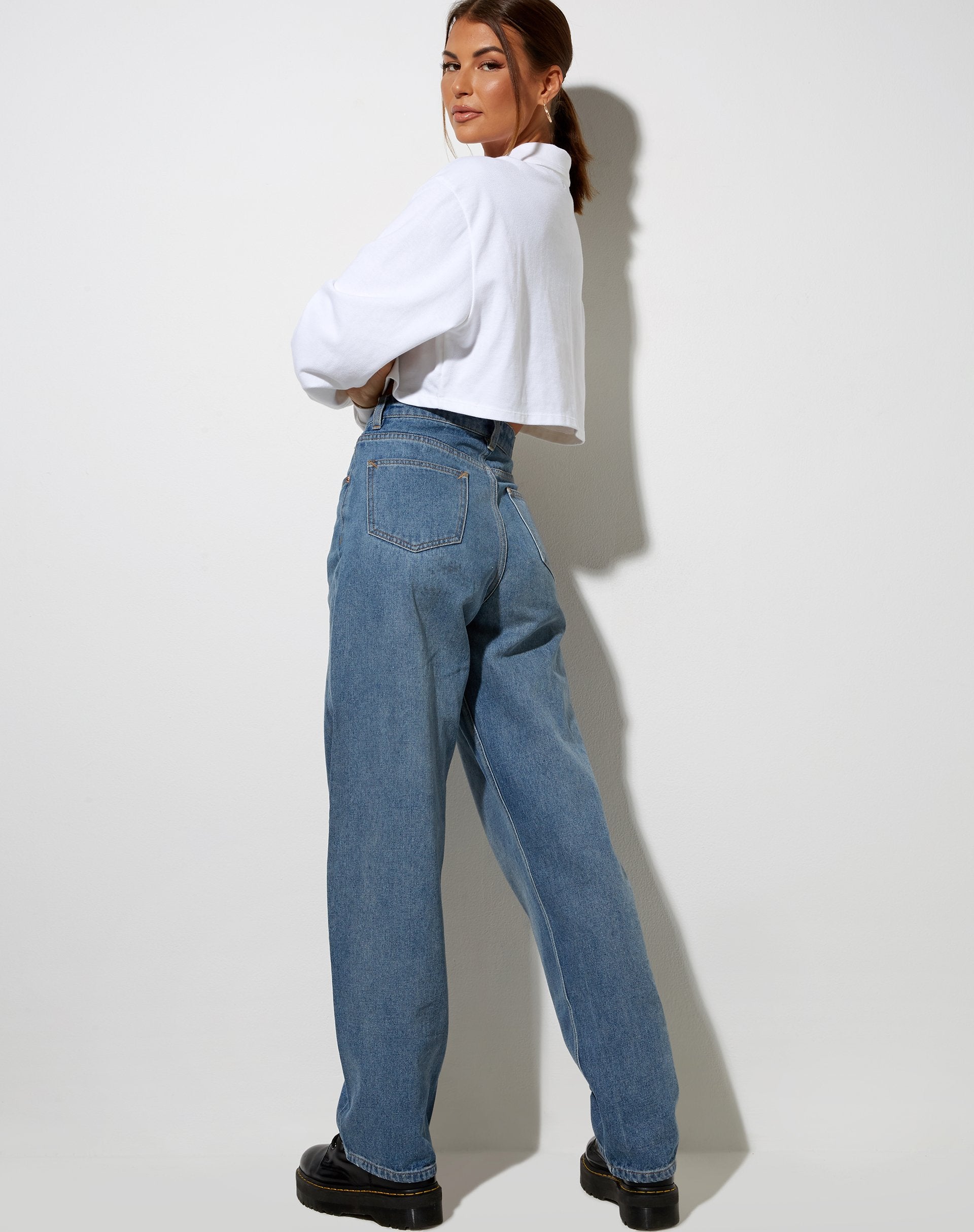 Afbeelding van Gandi Crop Top in Wit met Motel Werkkleding Label