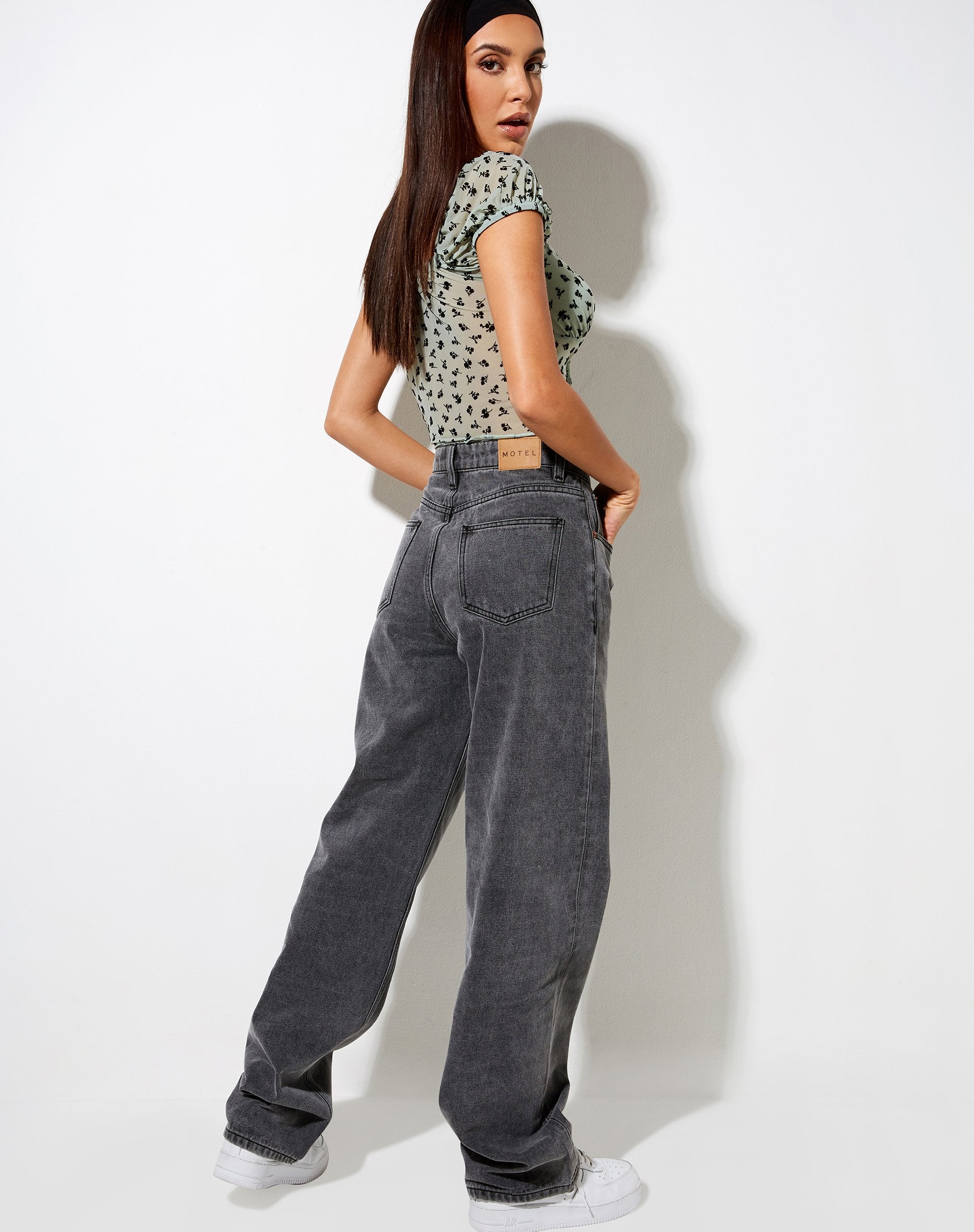 Afbeelding van Ganika Crop Top in Sage Flower Buds Black Flock