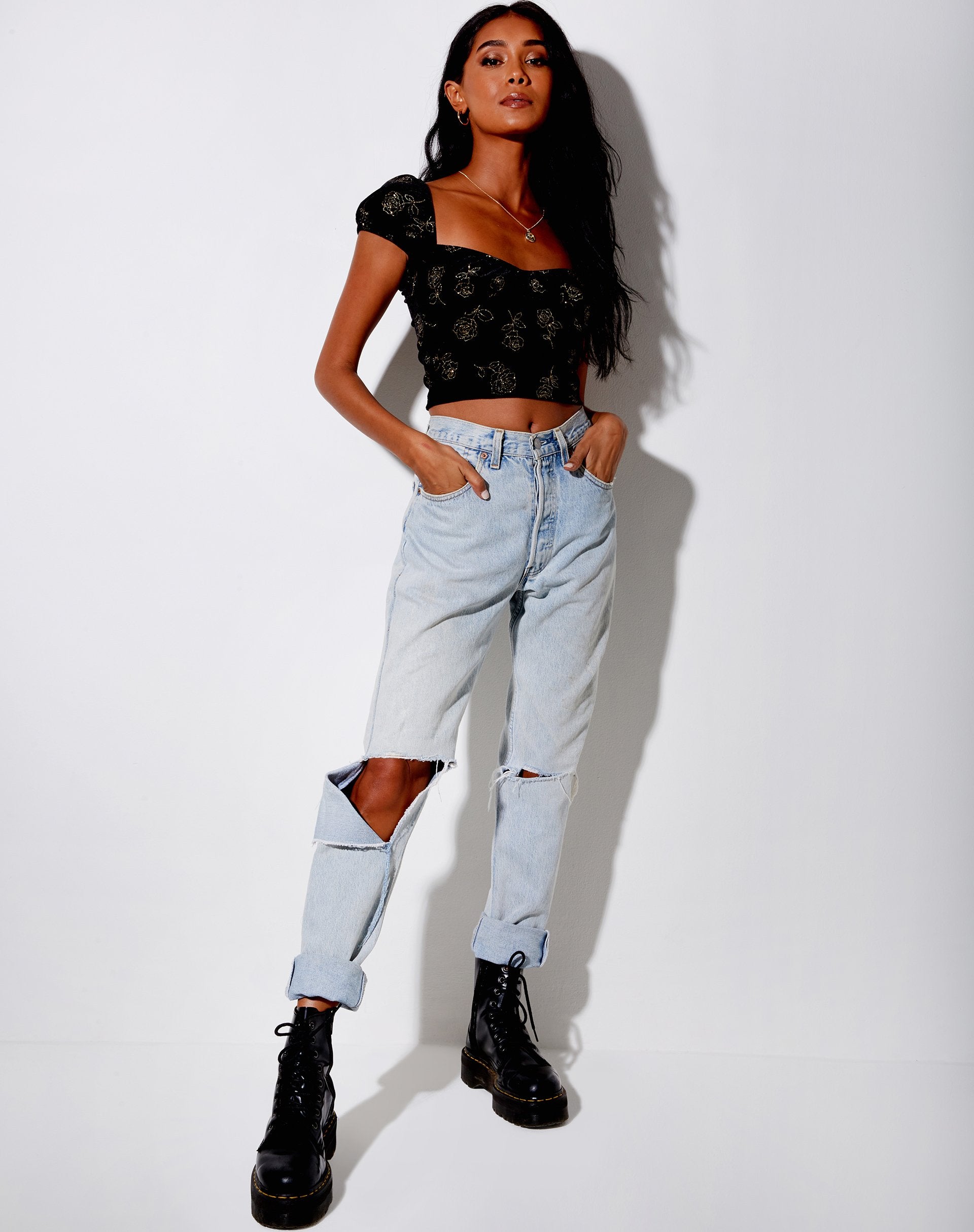 Afbeelding van Glasty Crop Top in zwart en gouden rozenstempel