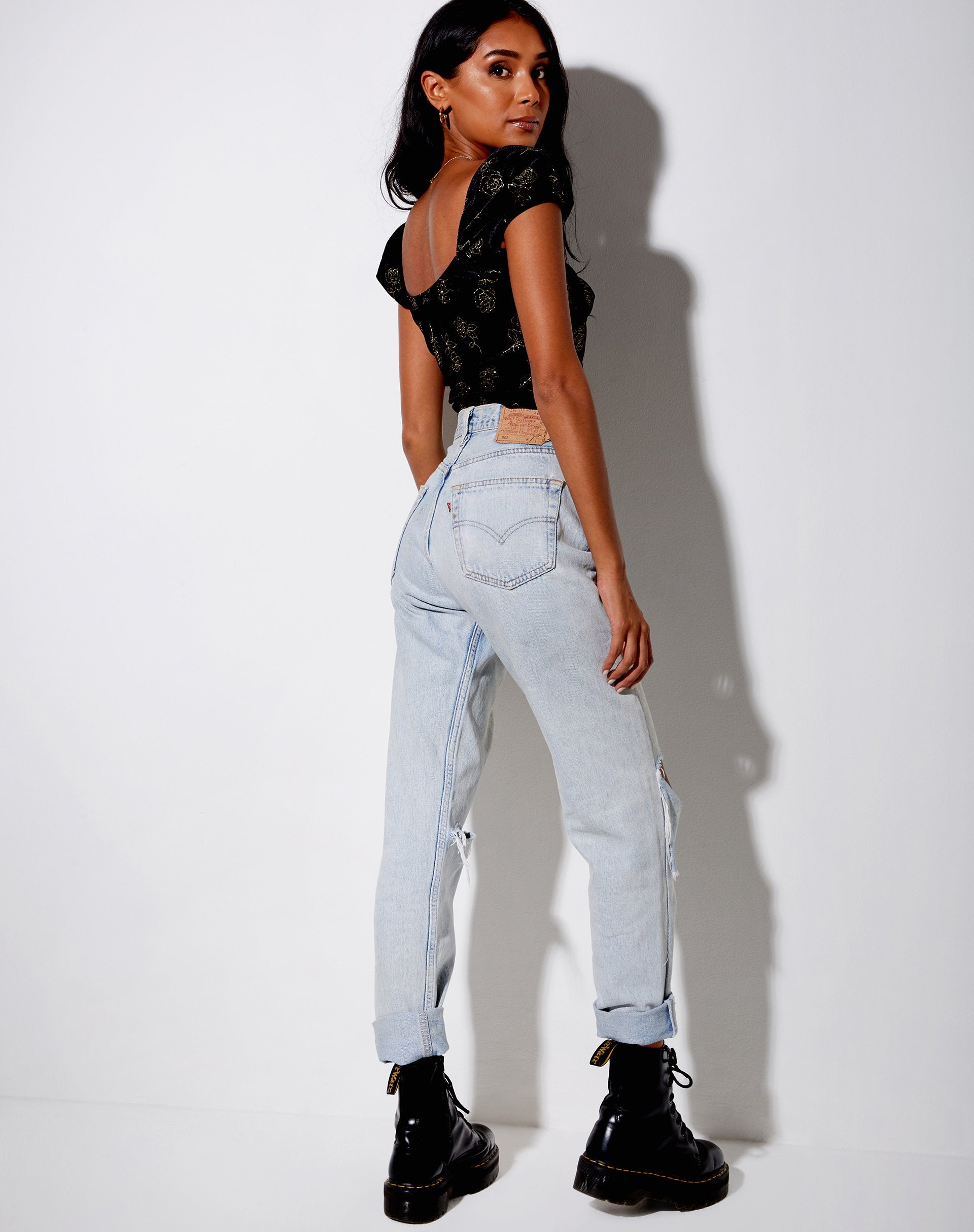 Afbeelding van Glasty Crop Top in zwart en gouden rozenstempel