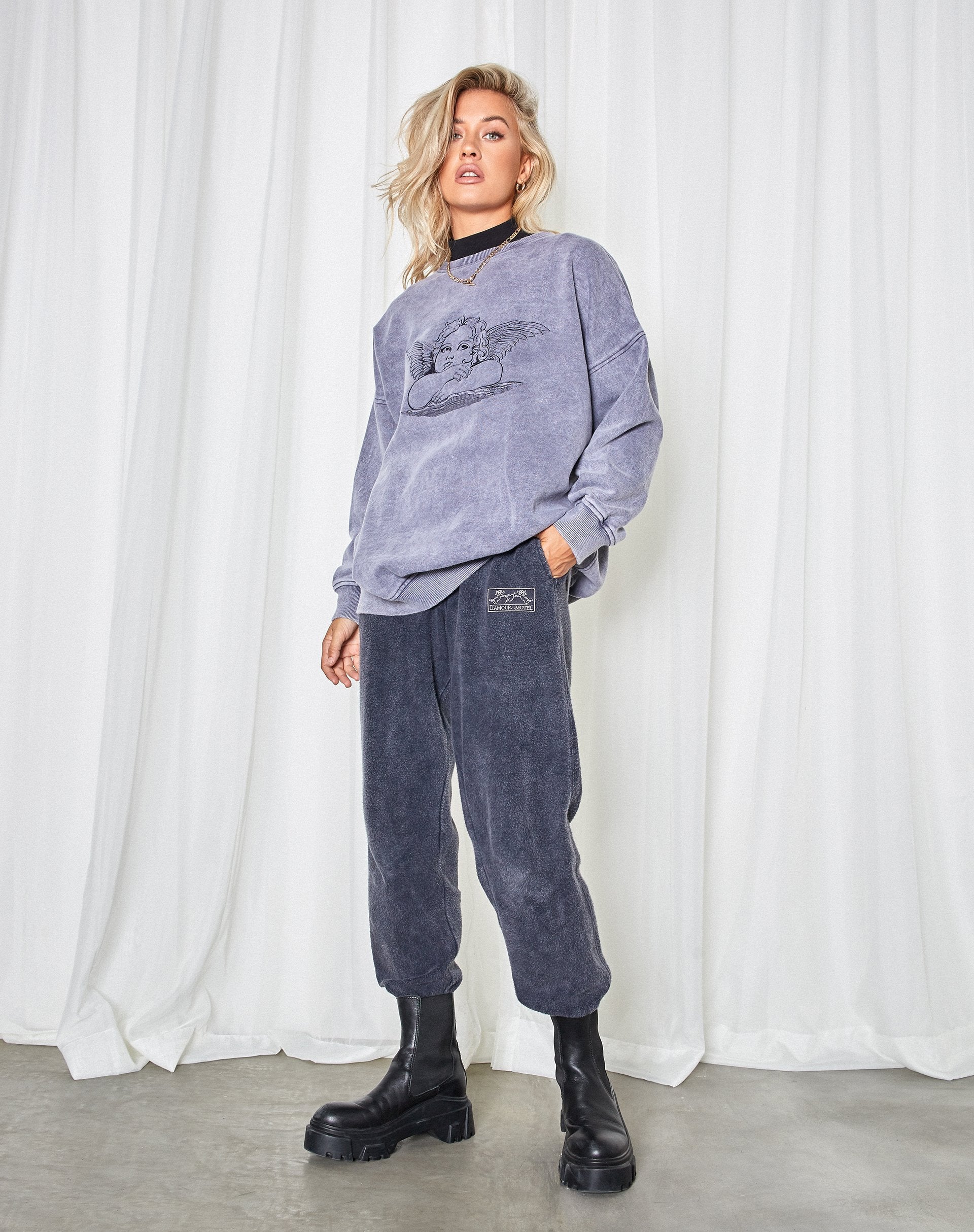 Afbeelding van Glo Sweatshirt in Charcoal Wash Angelo Embro