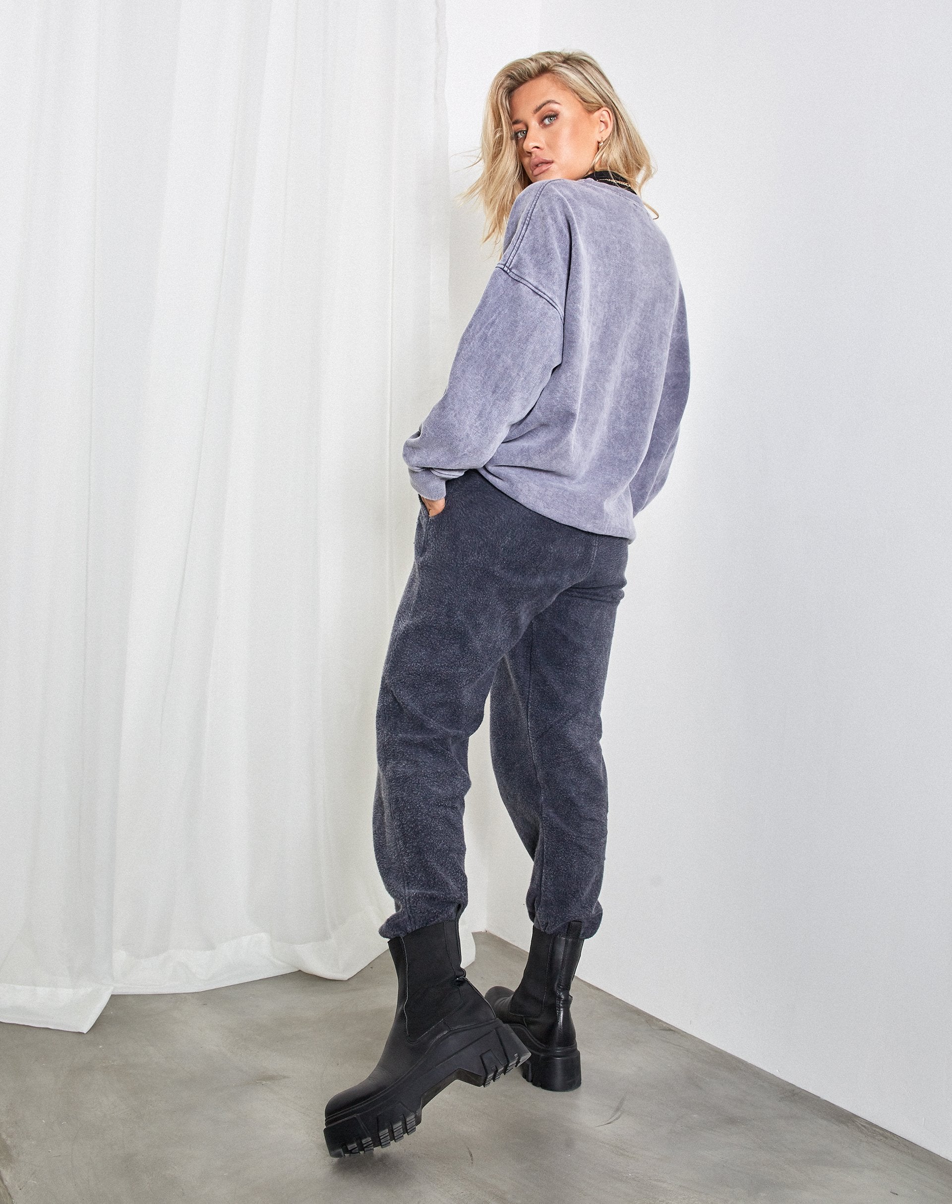 Afbeelding van Glo Sweatshirt in Charcoal Wash Angelo Embro