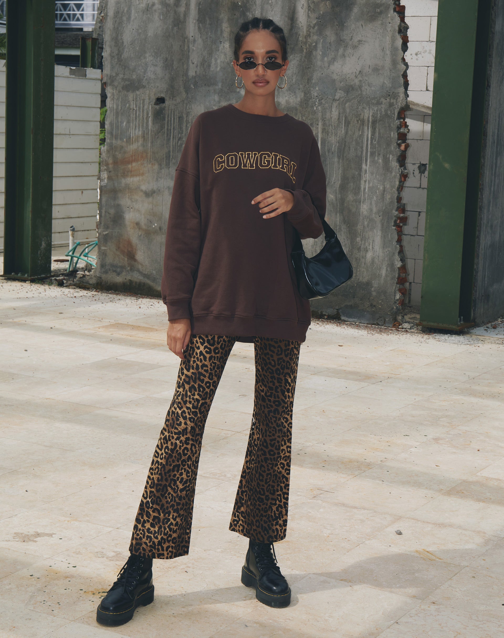 Afbeelding van Glo Sweatshirt in diep mahonie met Cowgirl goud borduursel