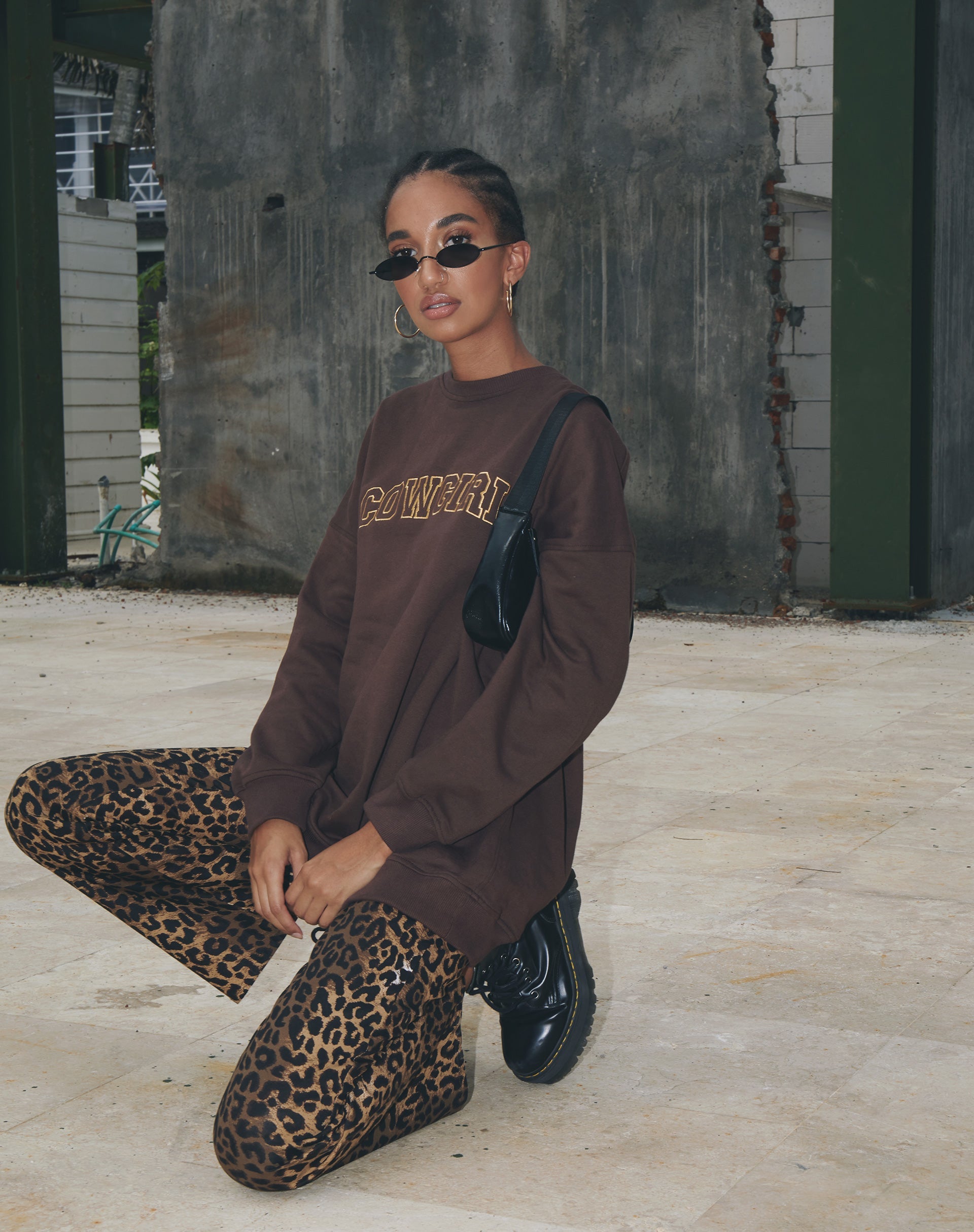 Afbeelding van Glo Sweatshirt in diep mahonie met Cowgirl goud borduursel