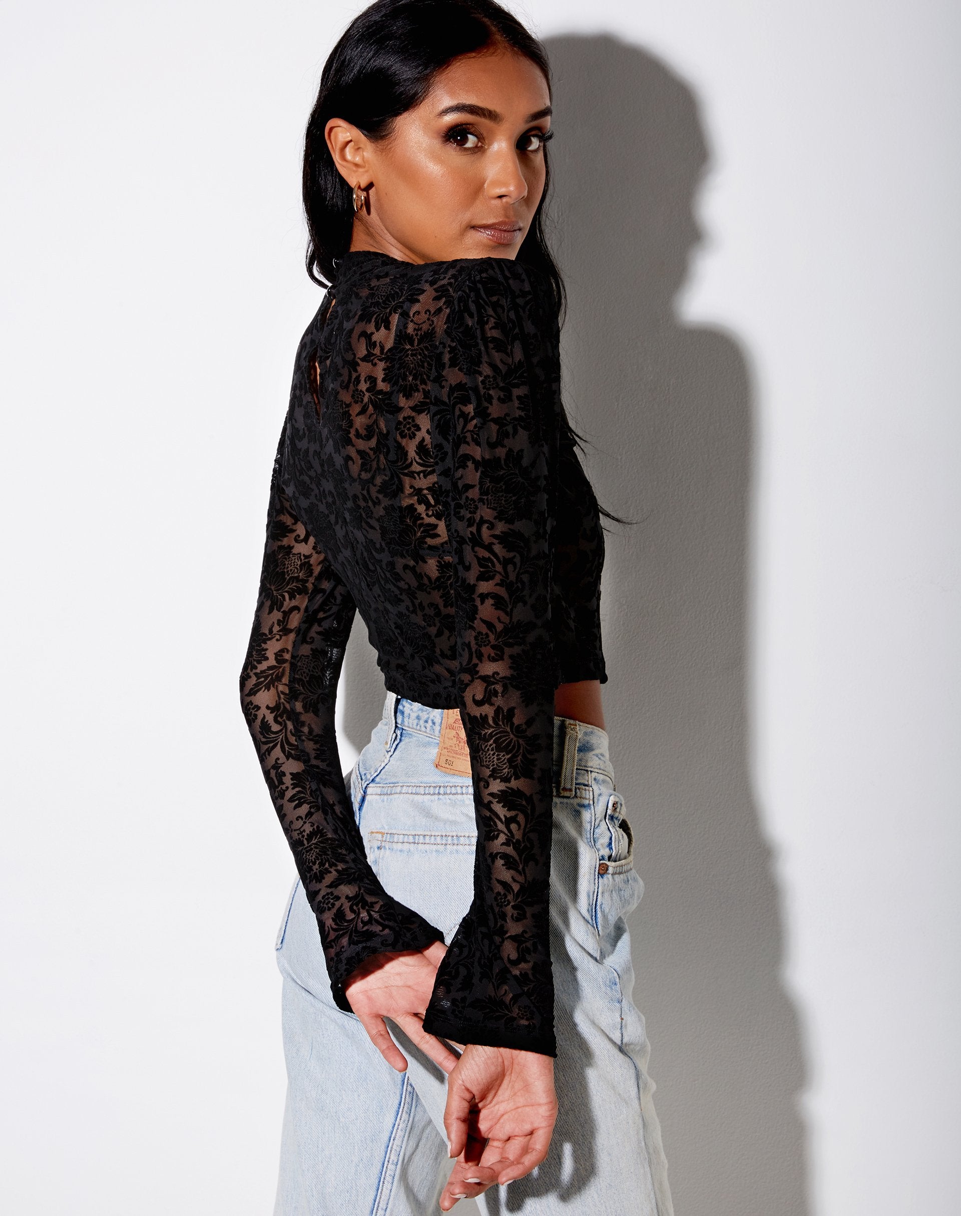 Afbeelding van Gracy Crop Top in Brokaat Roos Flock Zwart