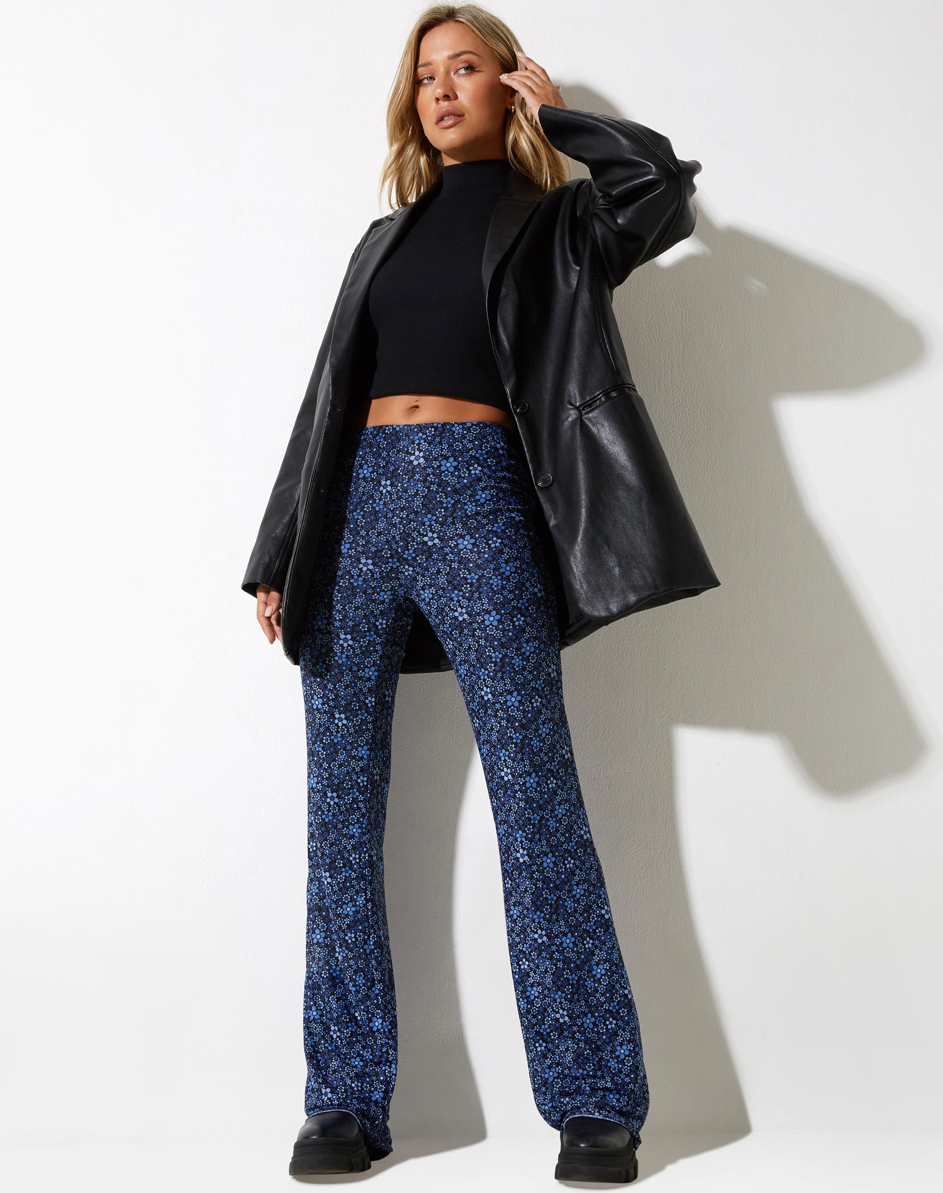 beeld van Herly Flare Broek in Flower Garden Blue