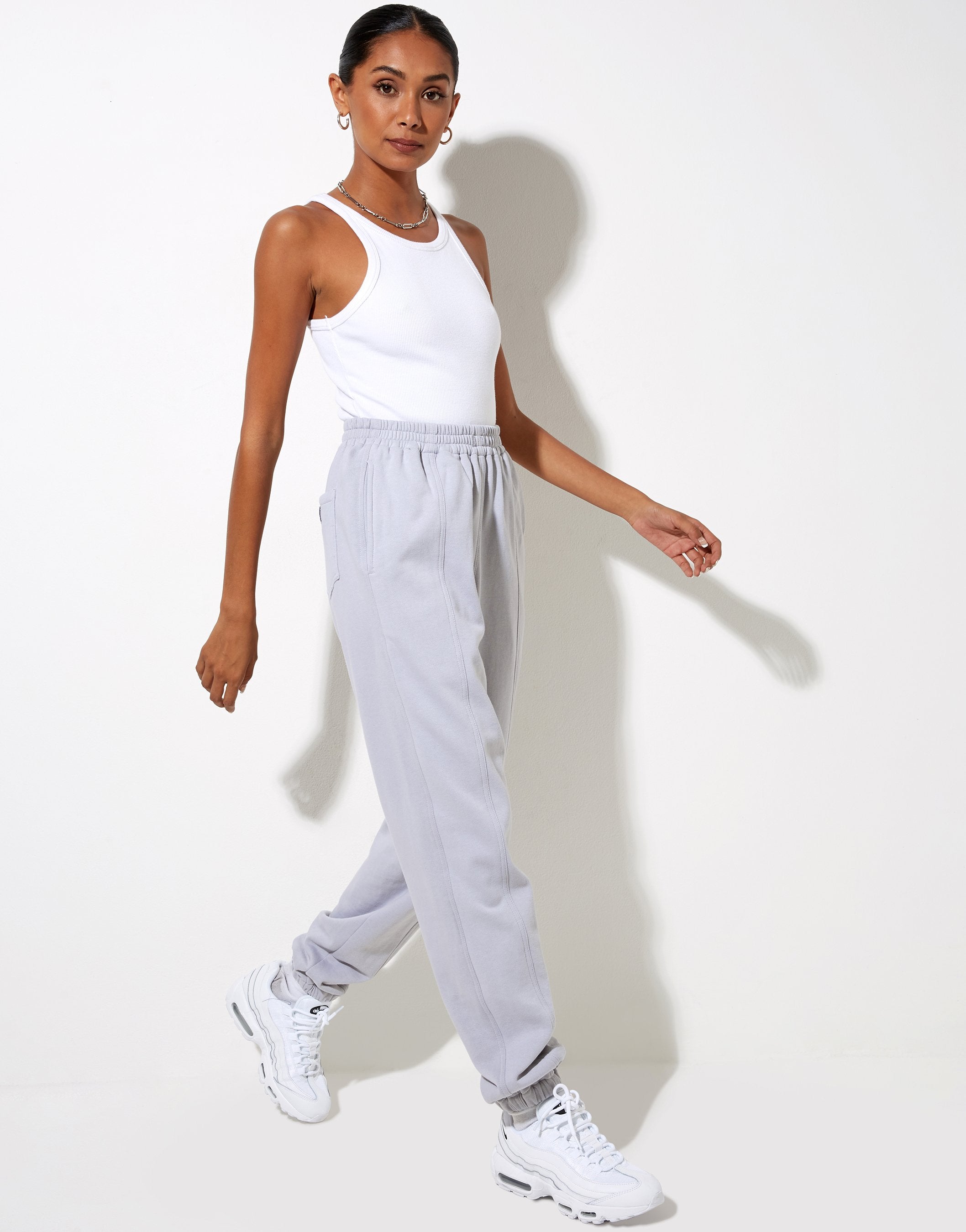 Afbeelding van Bamal Jogger in Lunar Rock met Motel Work Kleding Label Embro
