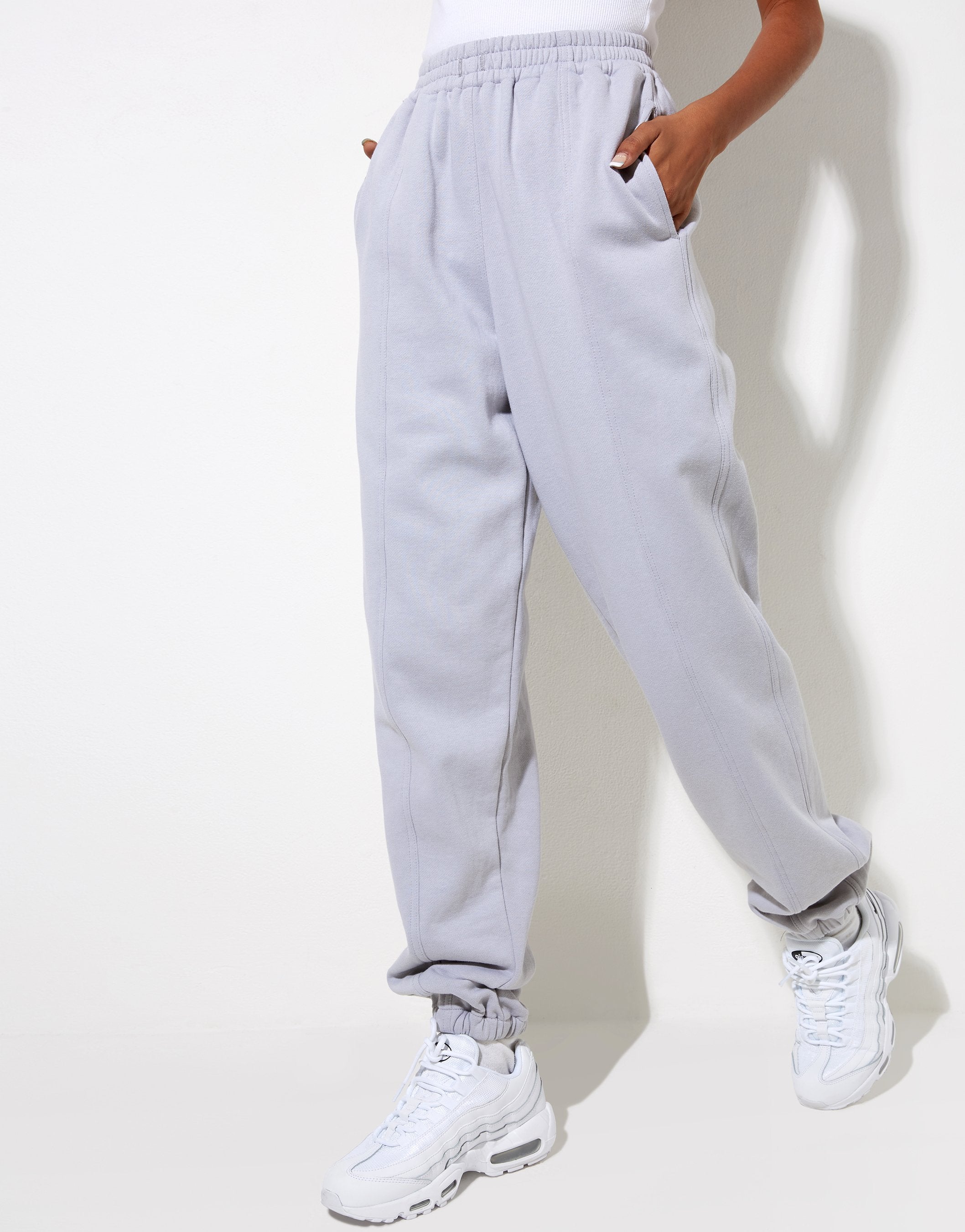 Afbeelding van Bamal Jogger in Lunar Rock met Motel Work Kleding Label Embro