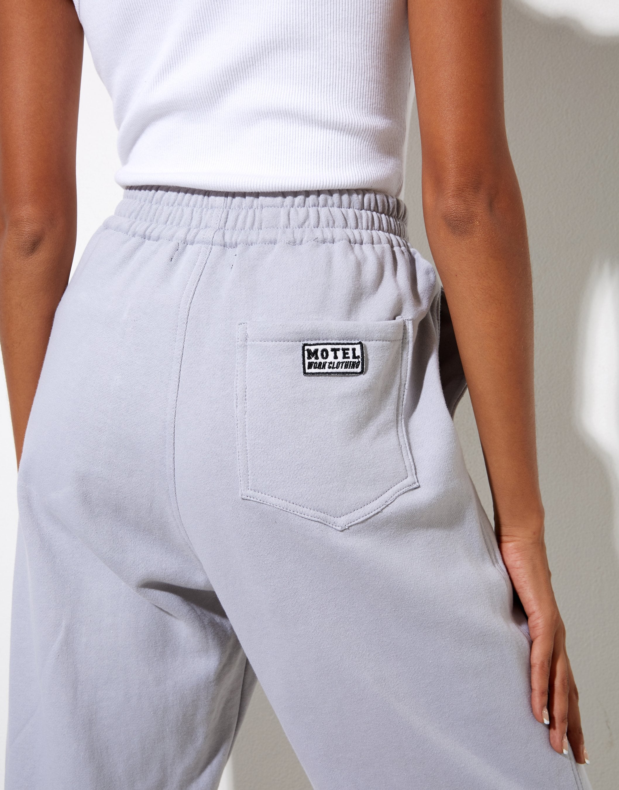 Afbeelding van Bamal Jogger in Lunar Rock met Motel Work Kleding Label Embro