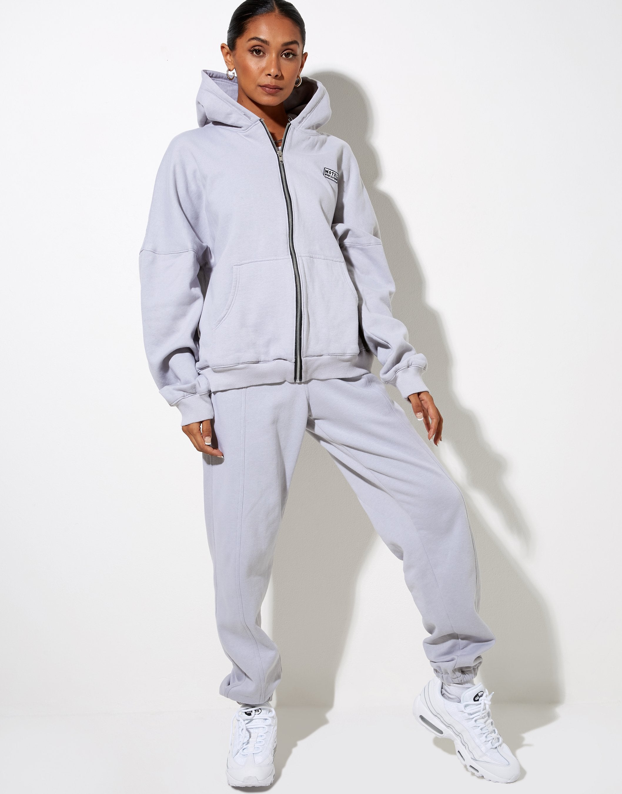 Afbeelding van Hollack Hoodie in Lunar Rock met Motel Work Kleding Label Embro