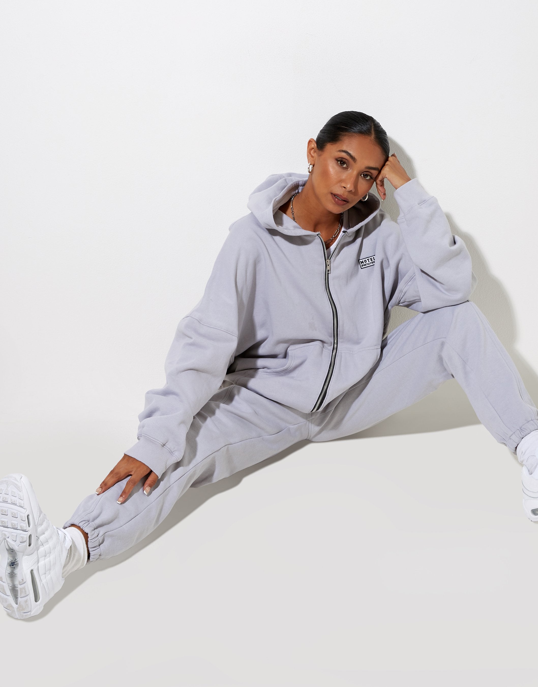 Afbeelding van Hollack Hoodie in Lunar Rock met Motel Work Kleding Label Embro